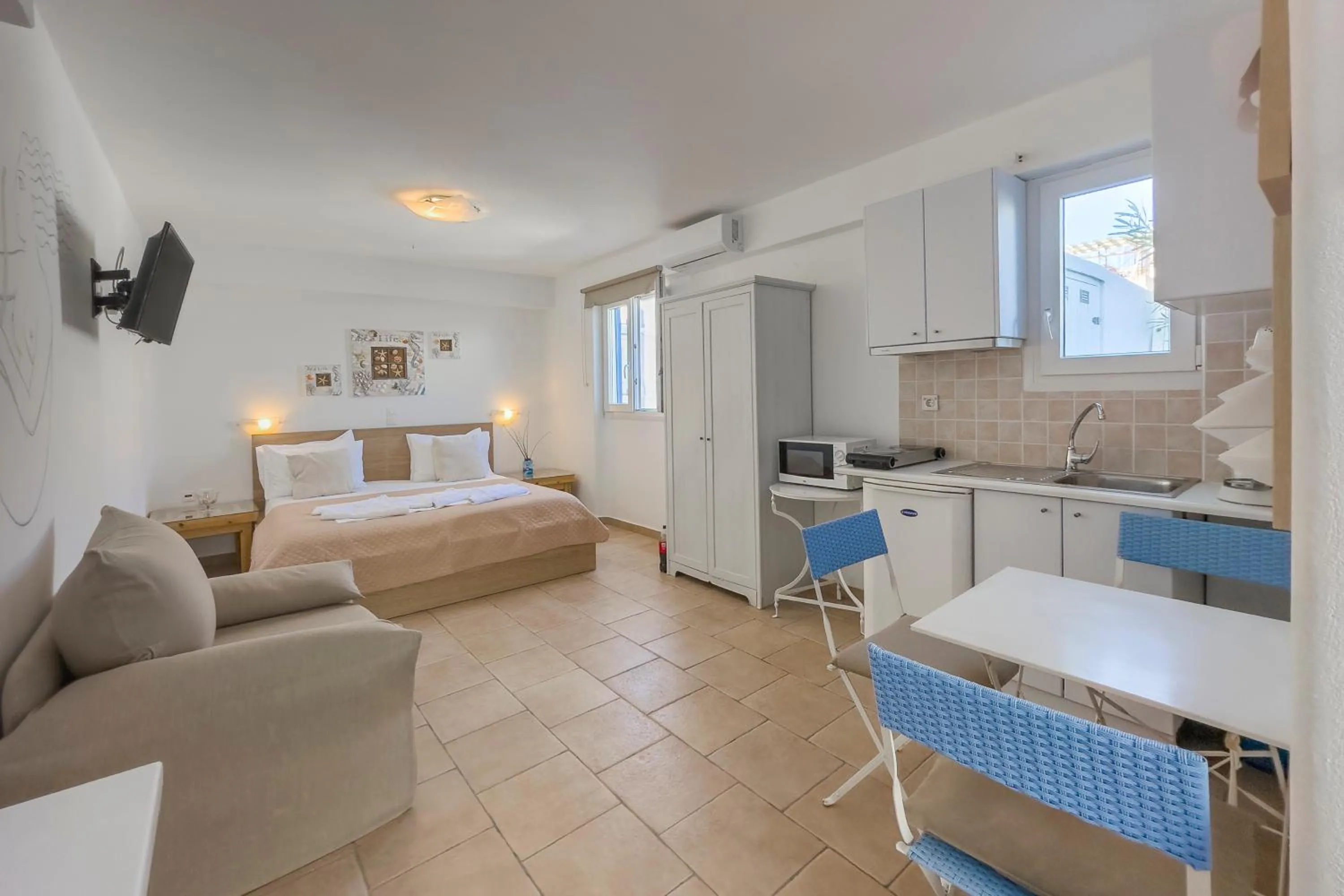 Heliotropio Studios & Apartments
