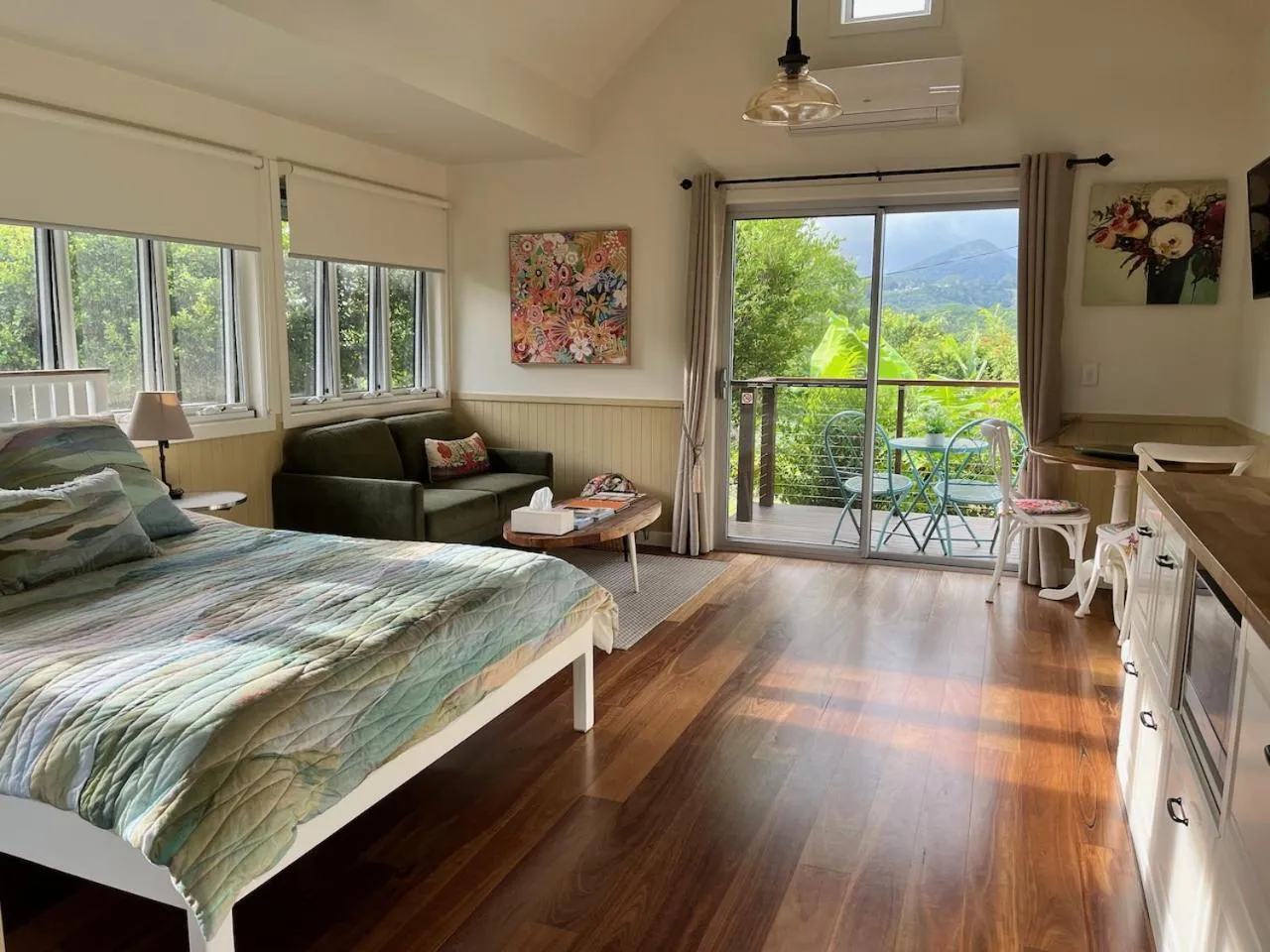 Property building, Bed in Gridley Homestead B&B