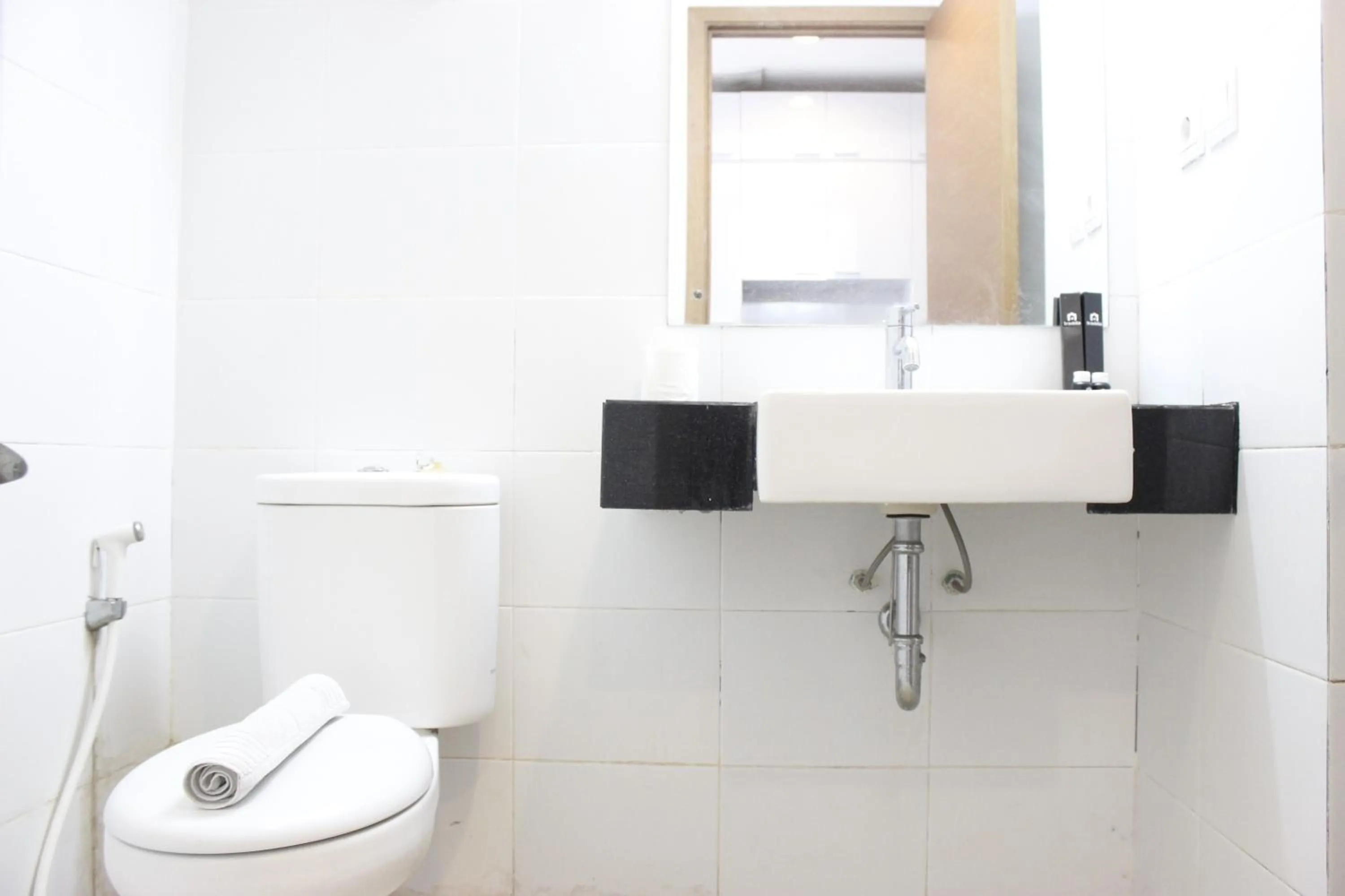 Relaxing Studio near ITB at Beverly Dago Apartment By Travelio