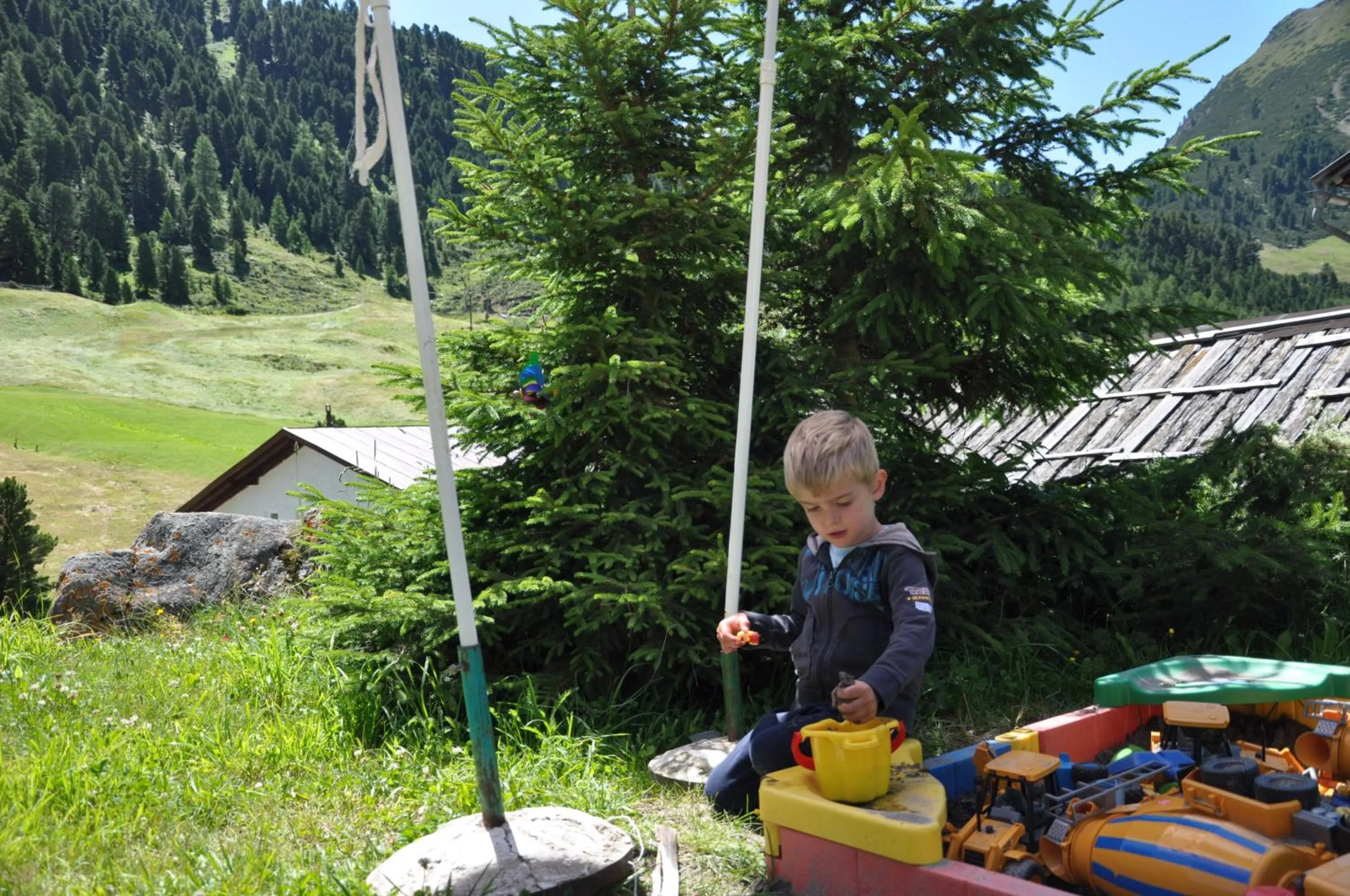 young children in Hotel Kleon