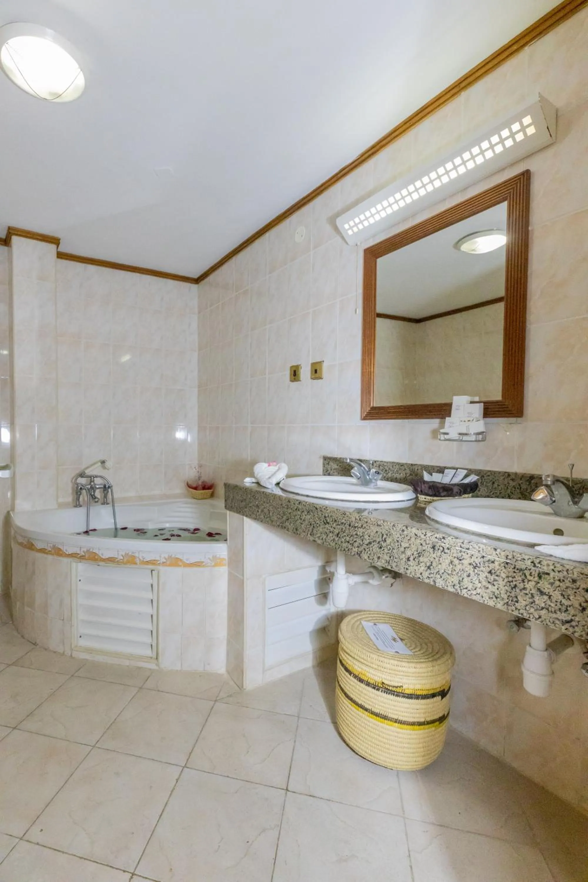 Toilet in Muthu Silver Springs Hotel