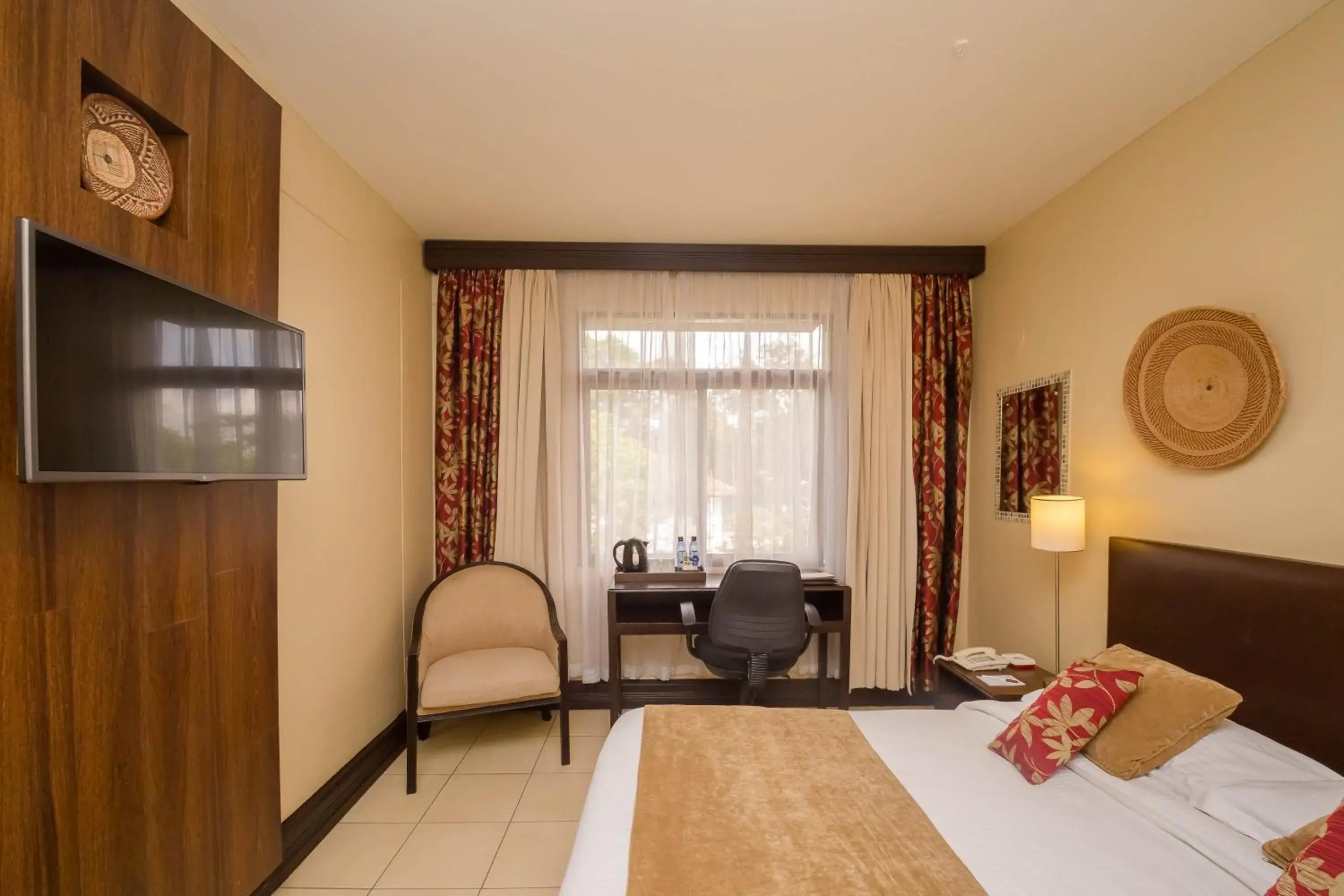 TV and multimedia, Bed in Muthu Silver Springs Hotel TV and multimedia, Bed in Muthu Silver Springs Hotel