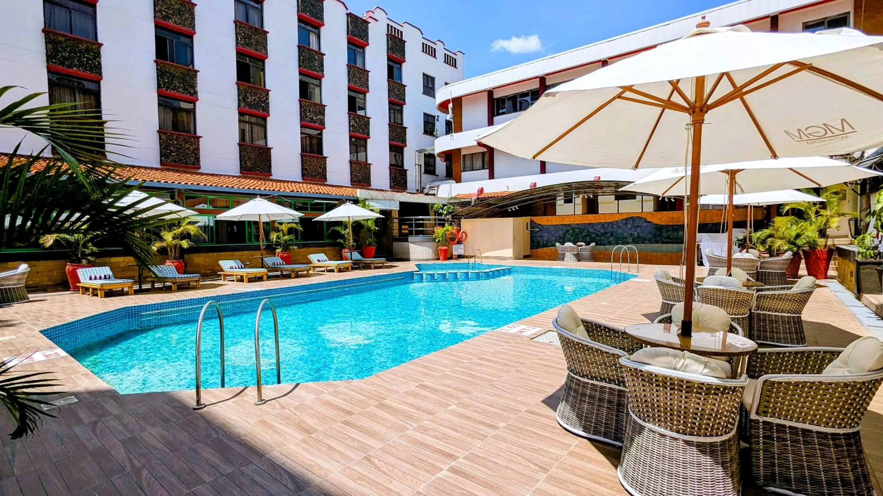 Swimming pool in Muthu Silver Springs Hotel