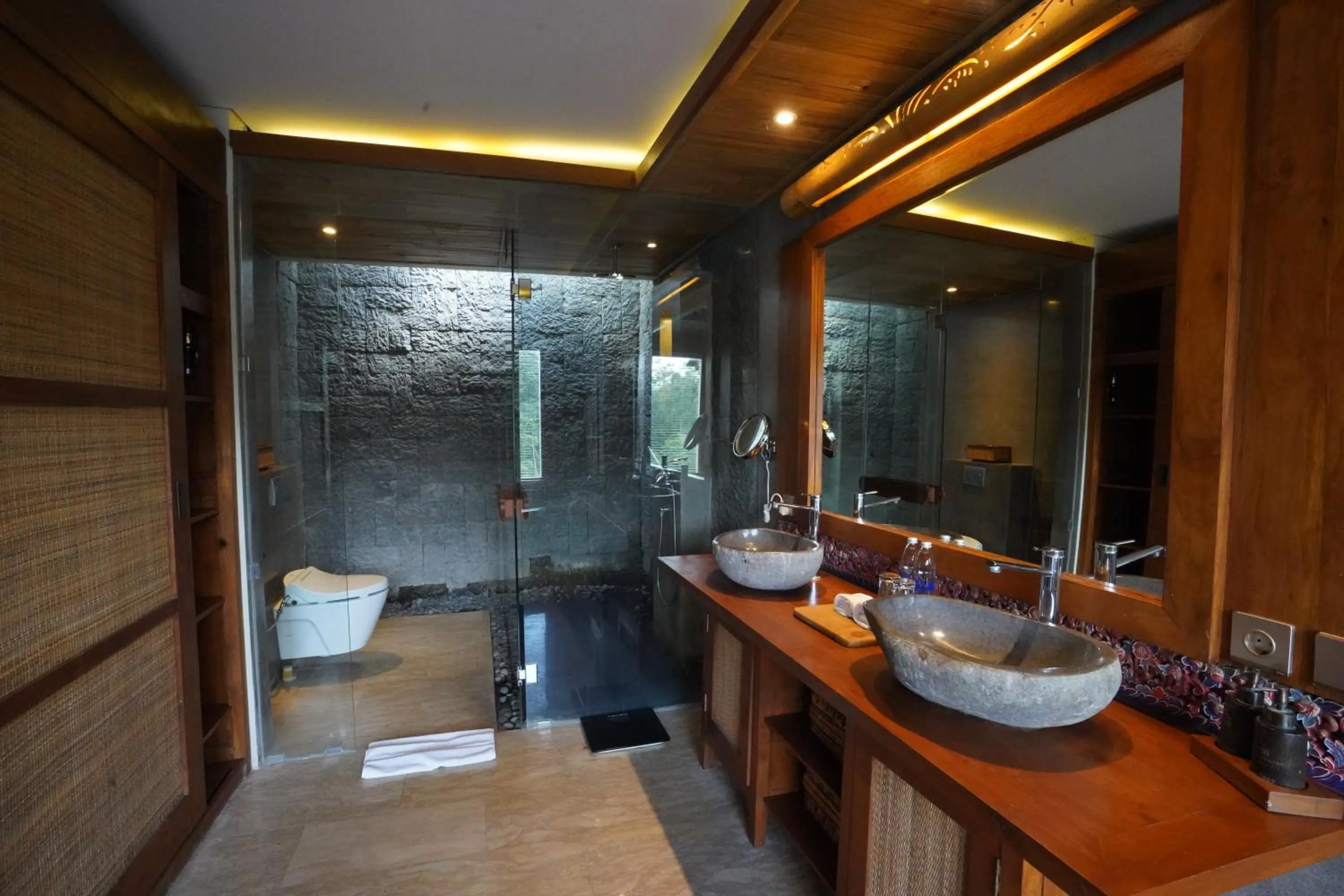 Toilet in Kenran Resort Ubud By Soscomma