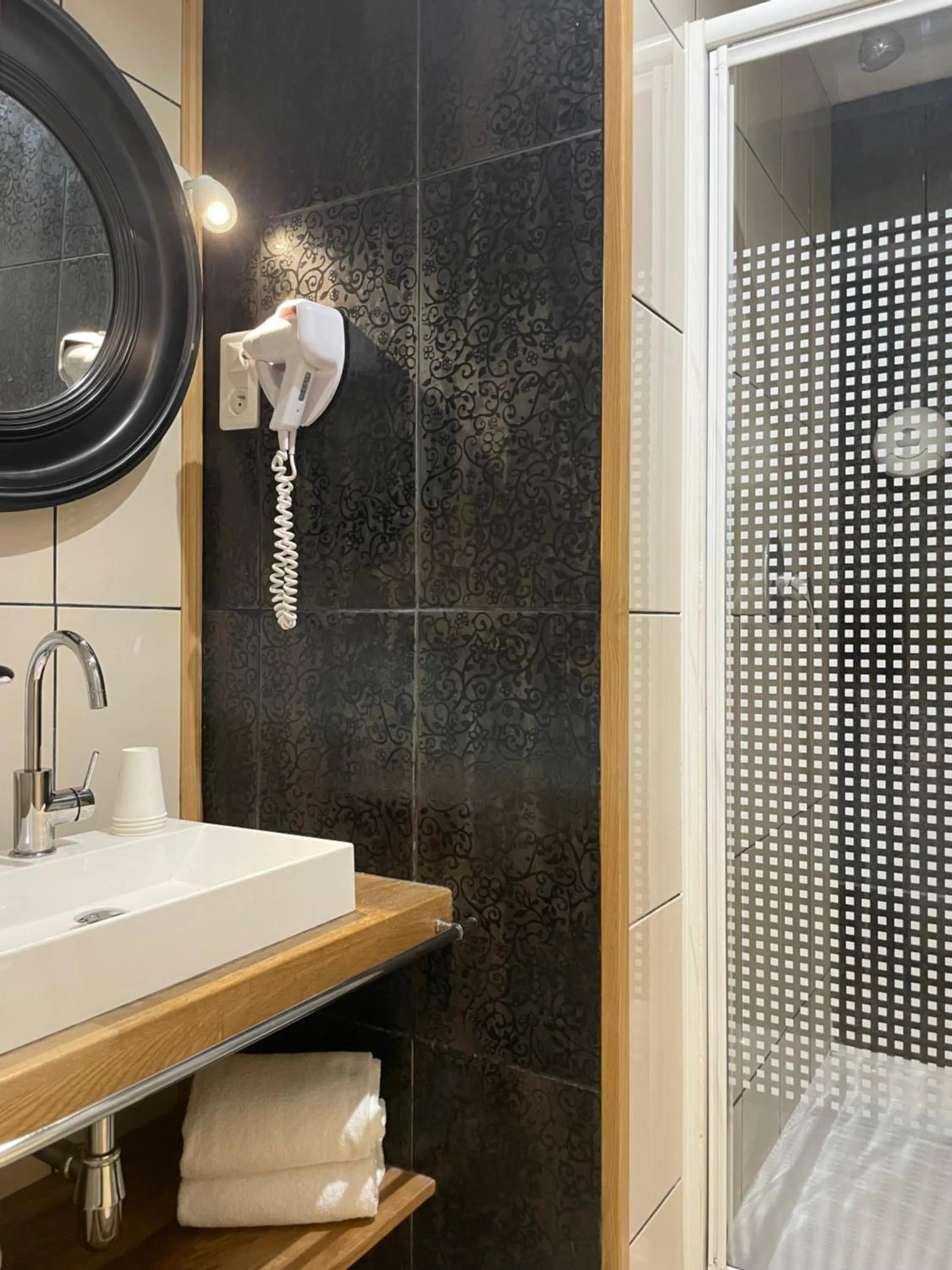 Shower in Hotel de La Paix