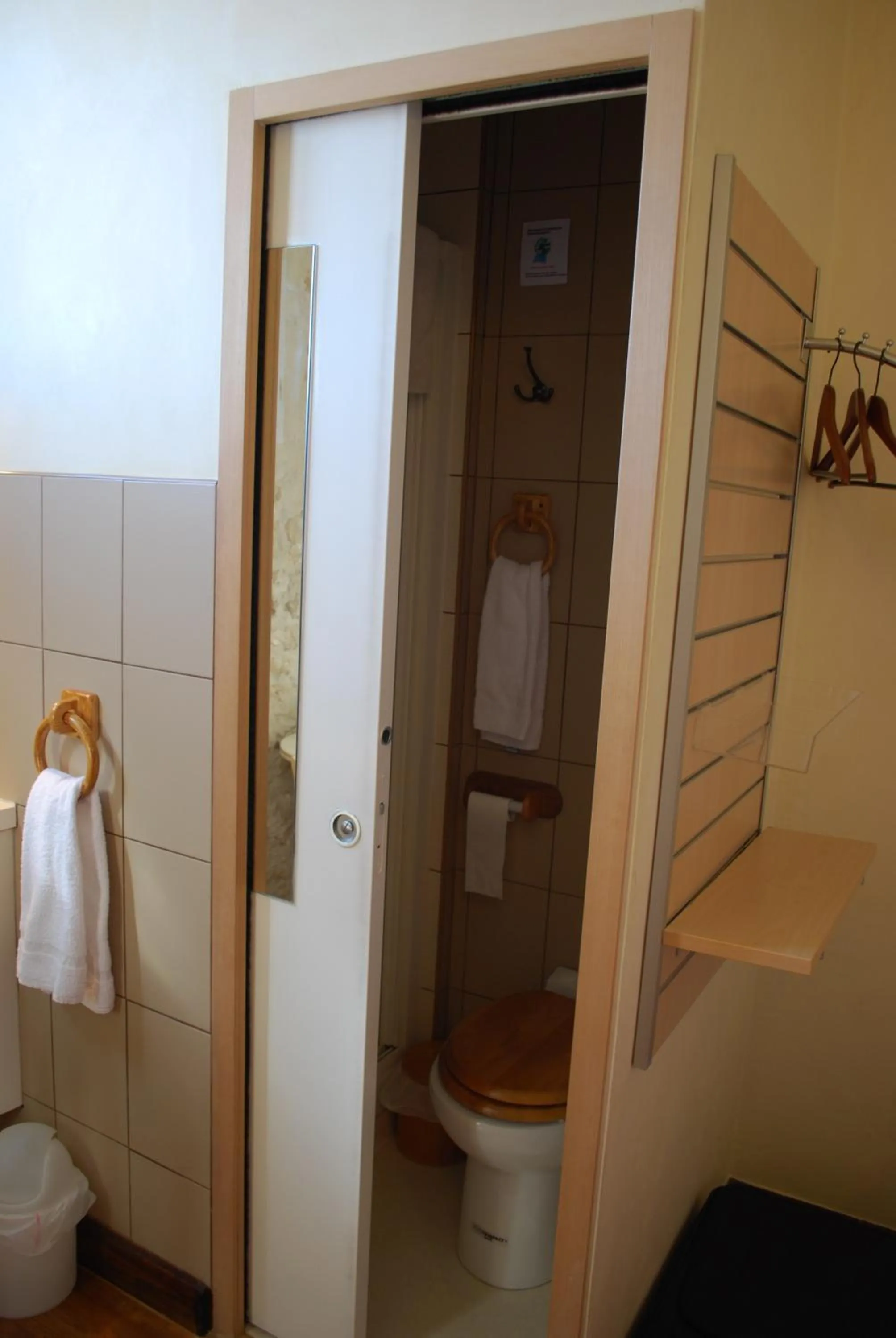 Shower in Hotel de La Paix