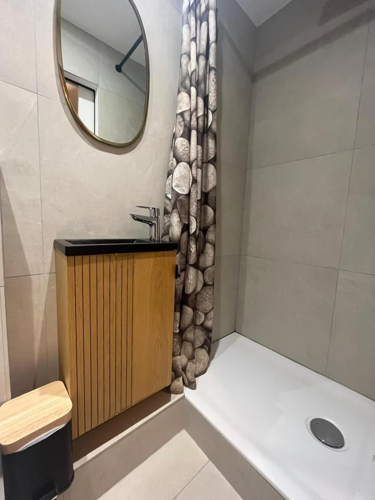 Shower in Hotel de La Paix