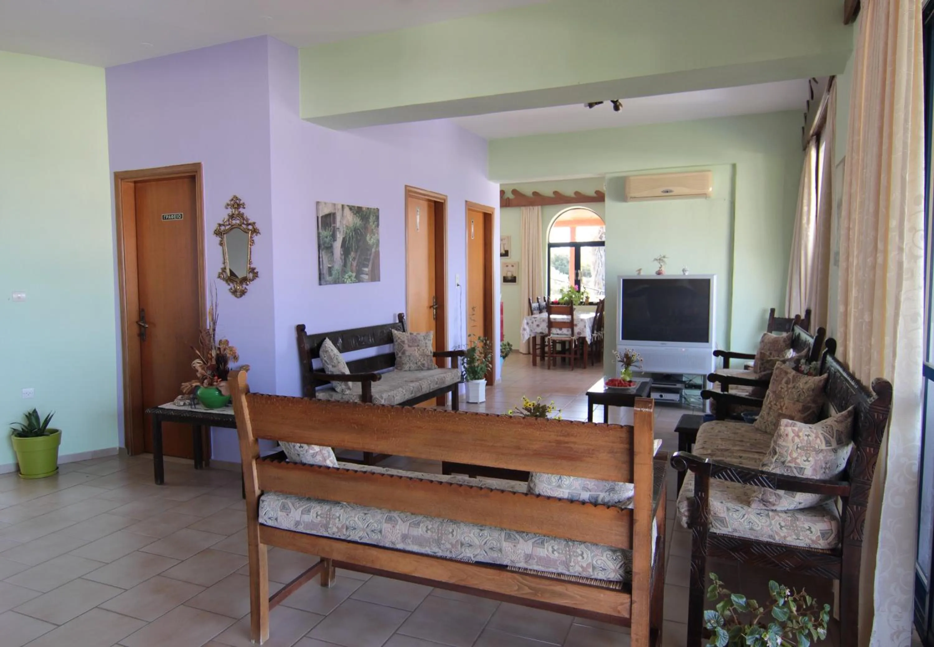 Communal lounge/ TV room in Lofos Hotel