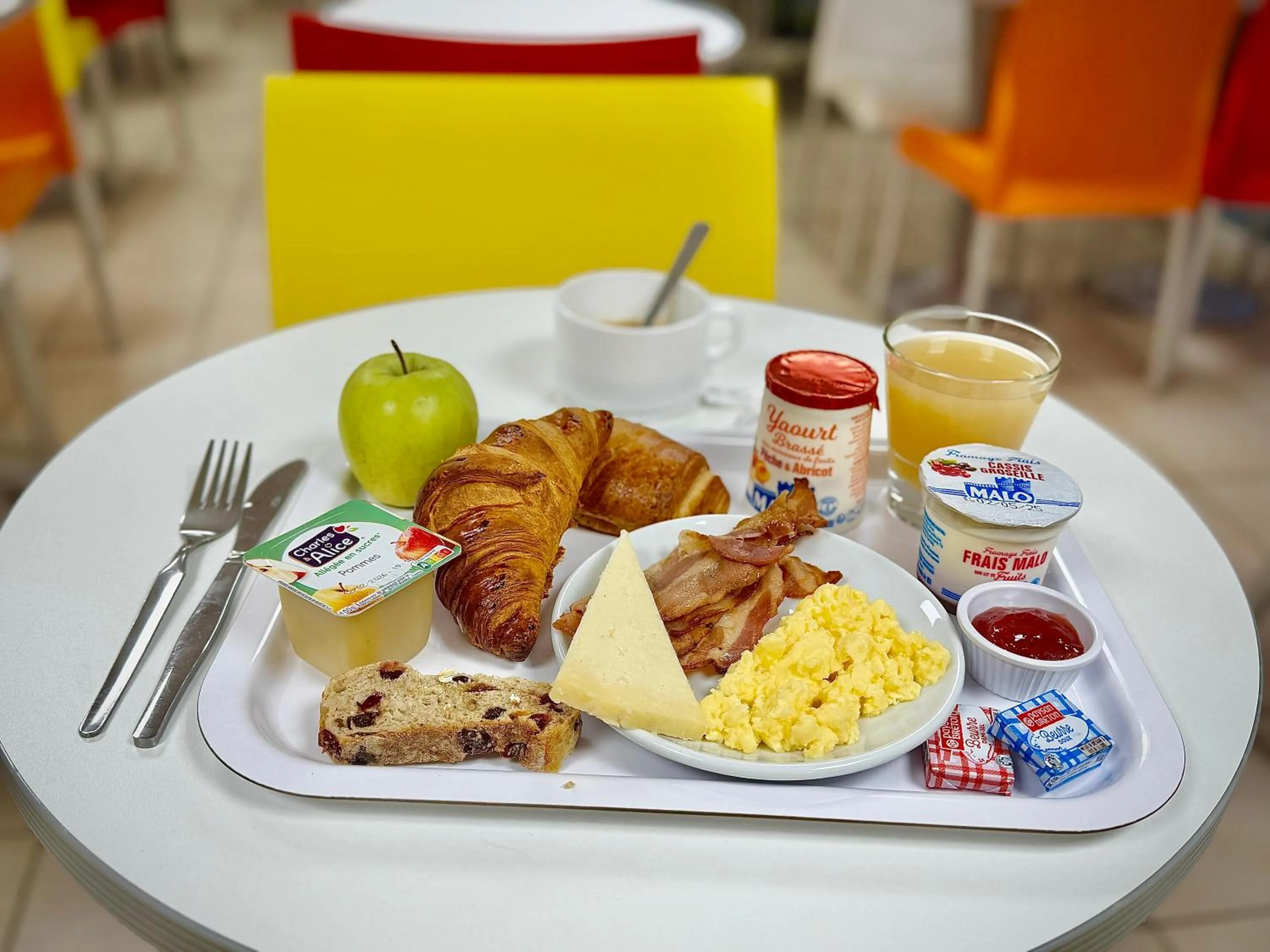 Buffet breakfast in B&B HOTEL Lisieux Parc des Expositions