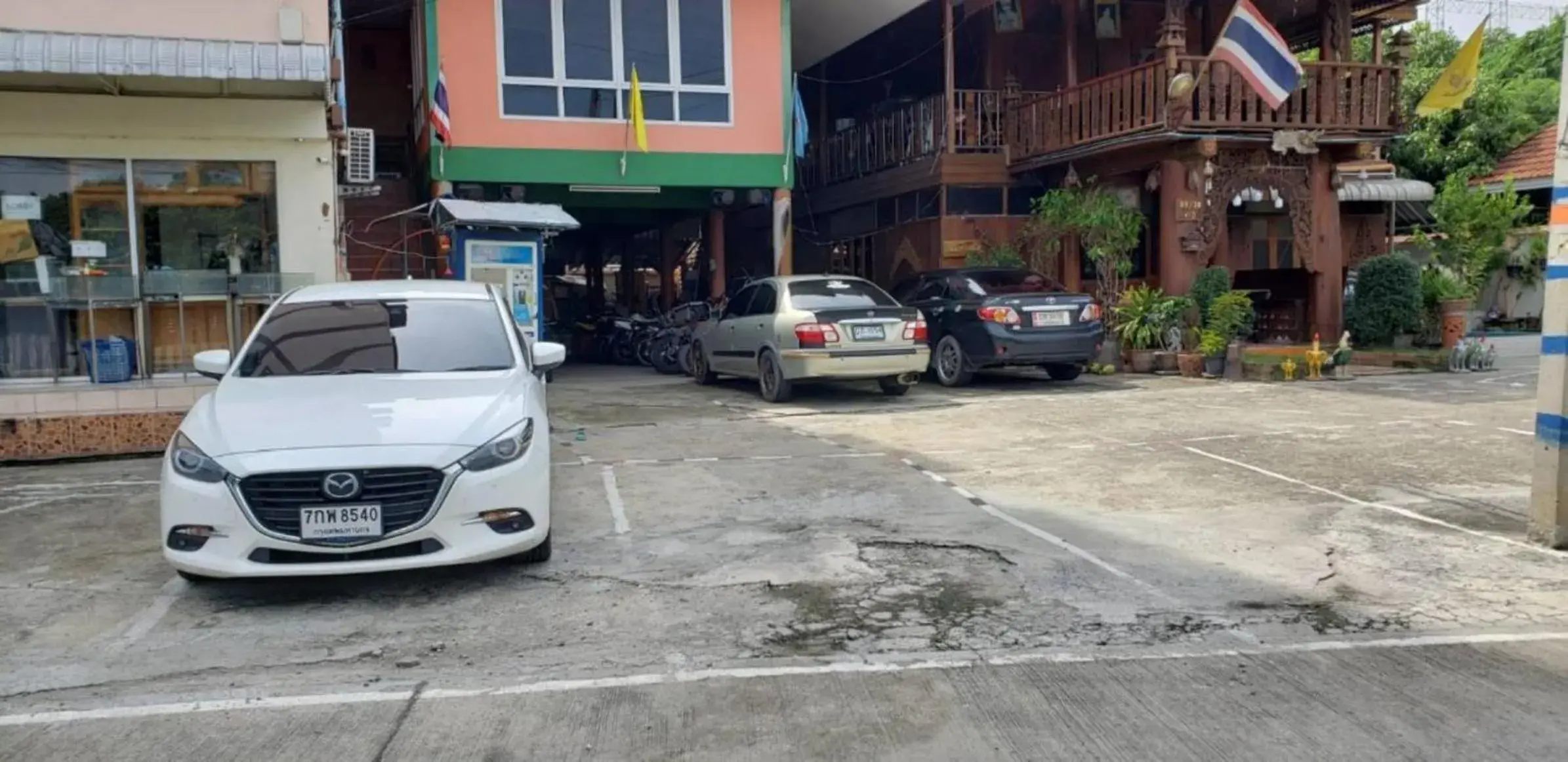 Facade/entrance in Baan Yuyuen Facade/entrance in Baan Yuyuen