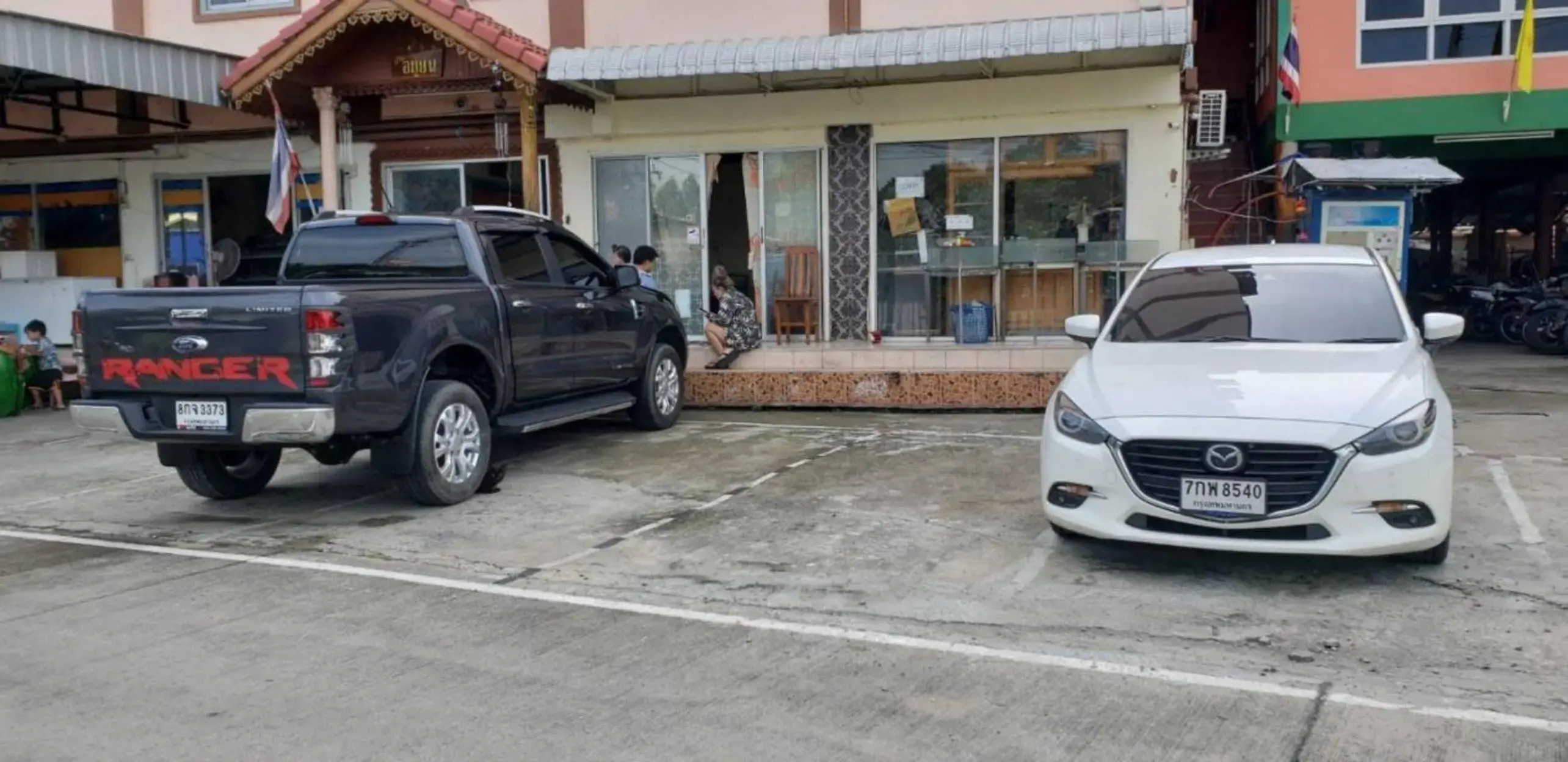 Facade/entrance in Baan Yuyuen Facade/entrance in Baan Yuyuen