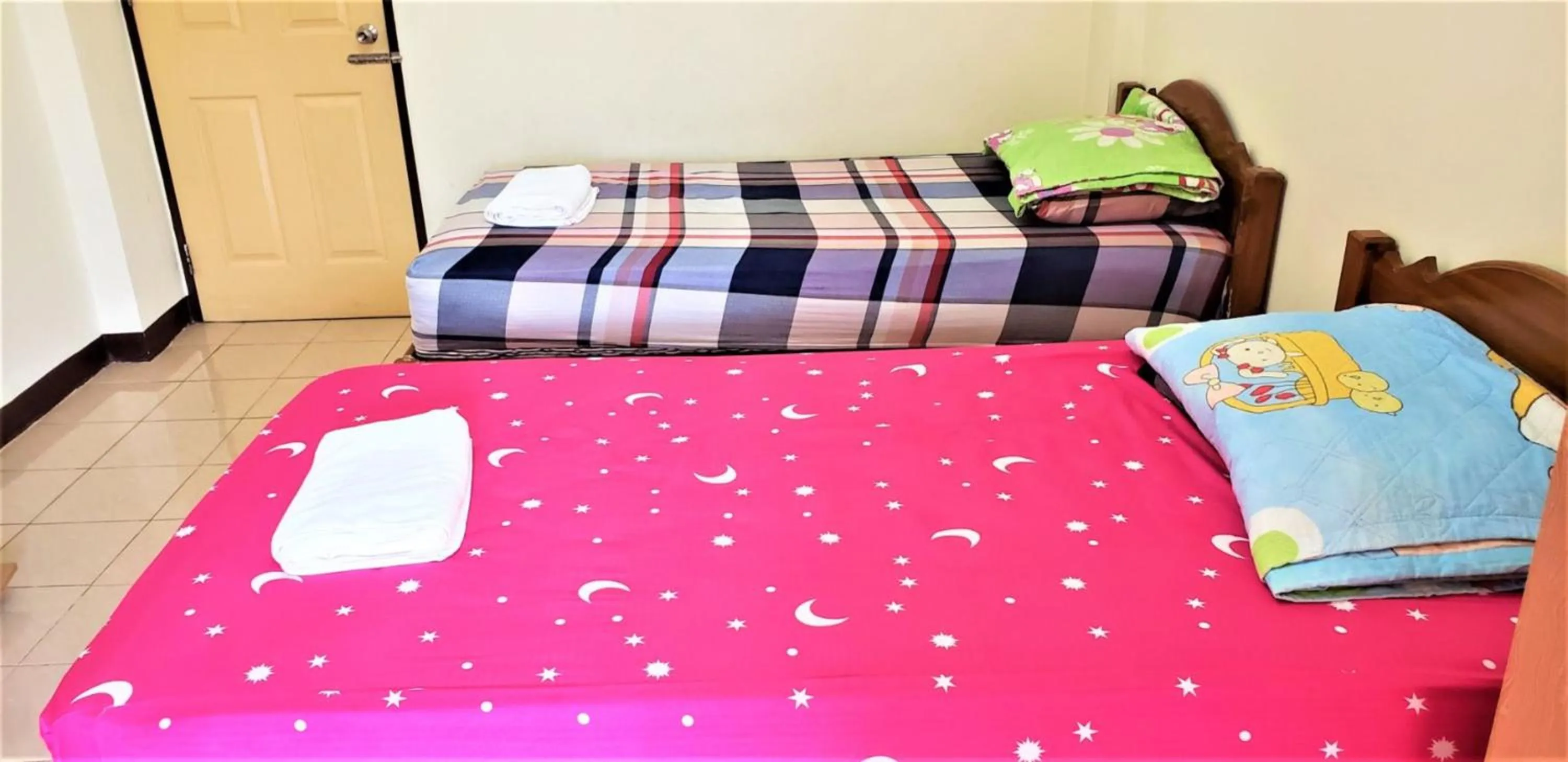 Photo of the whole room, Bed in Baan Yuyuen