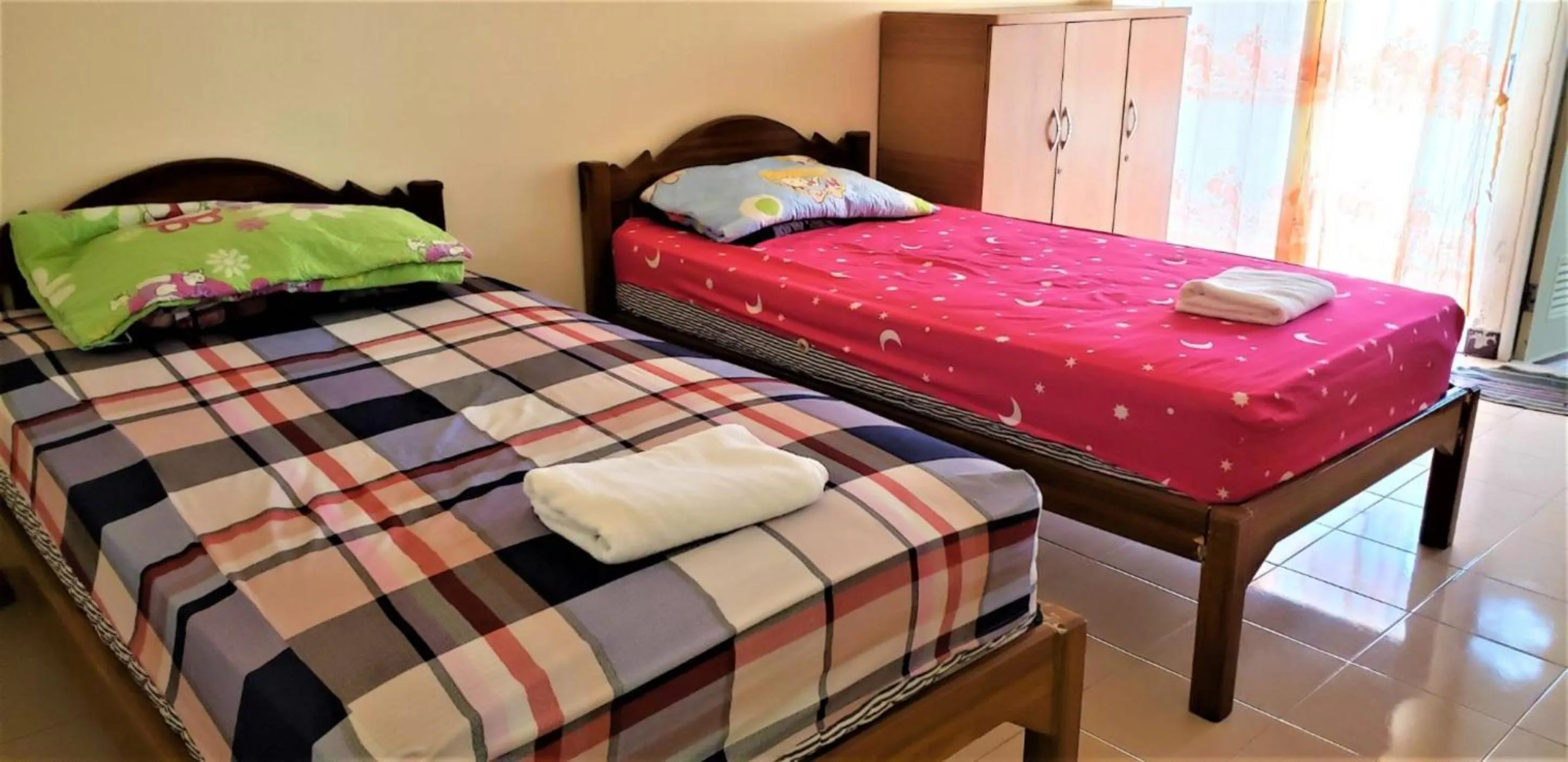 Photo of the whole room, Bed in Baan Yuyuen