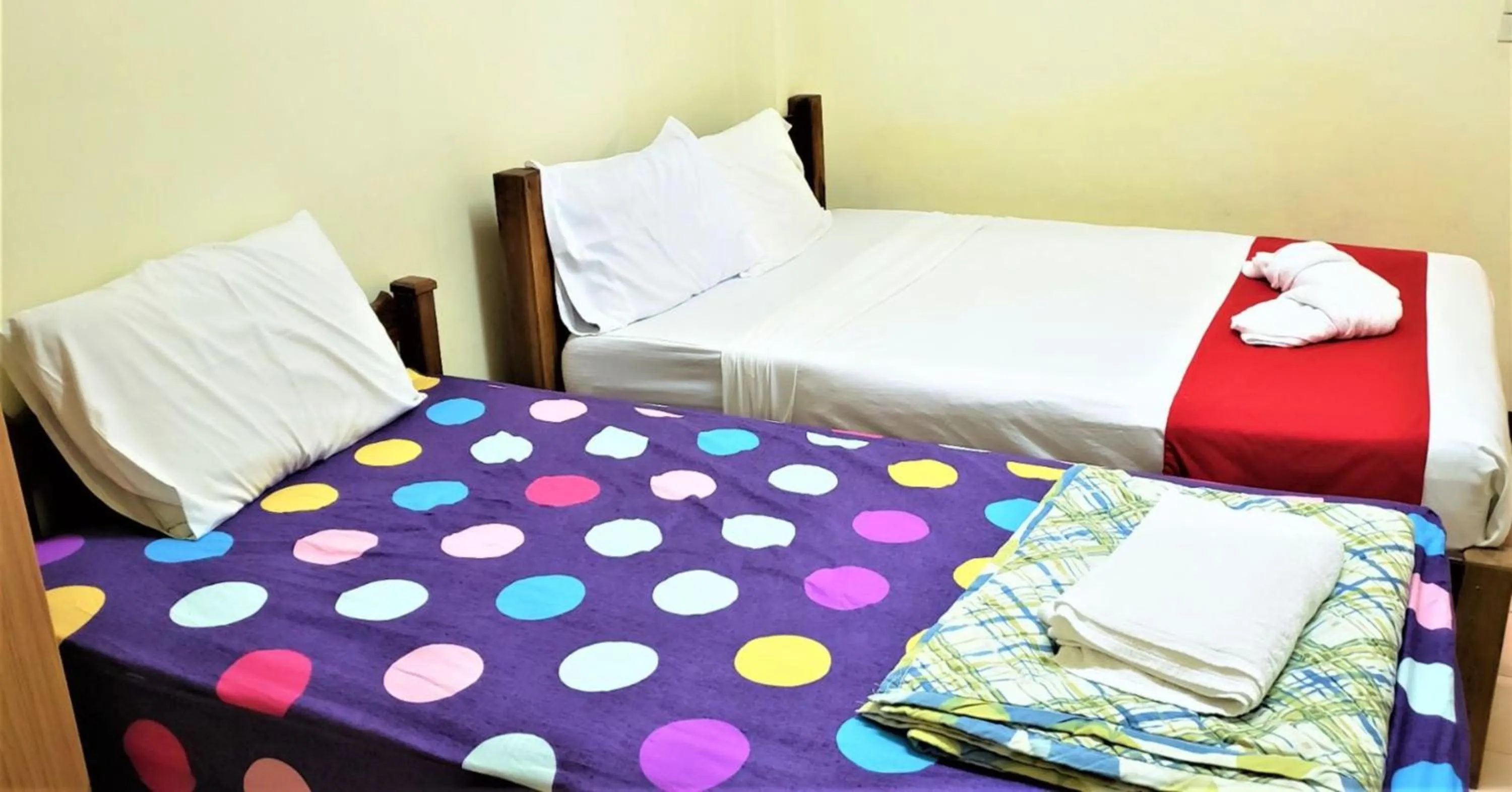 Photo of the whole room, Bed in Baan Yuyuen