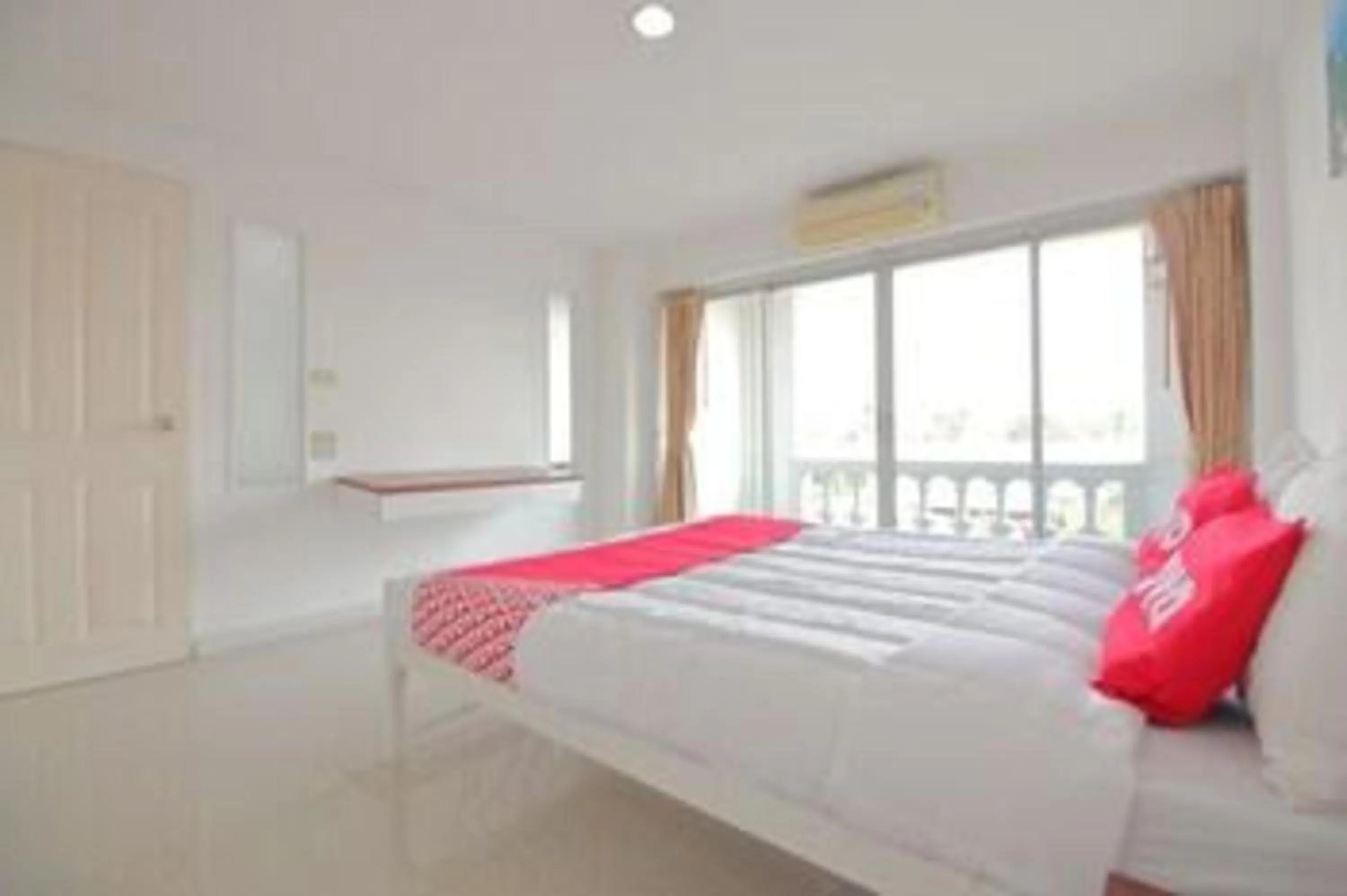 Photo of the whole room, Bed in Super OYO 498 Ladawan Villa