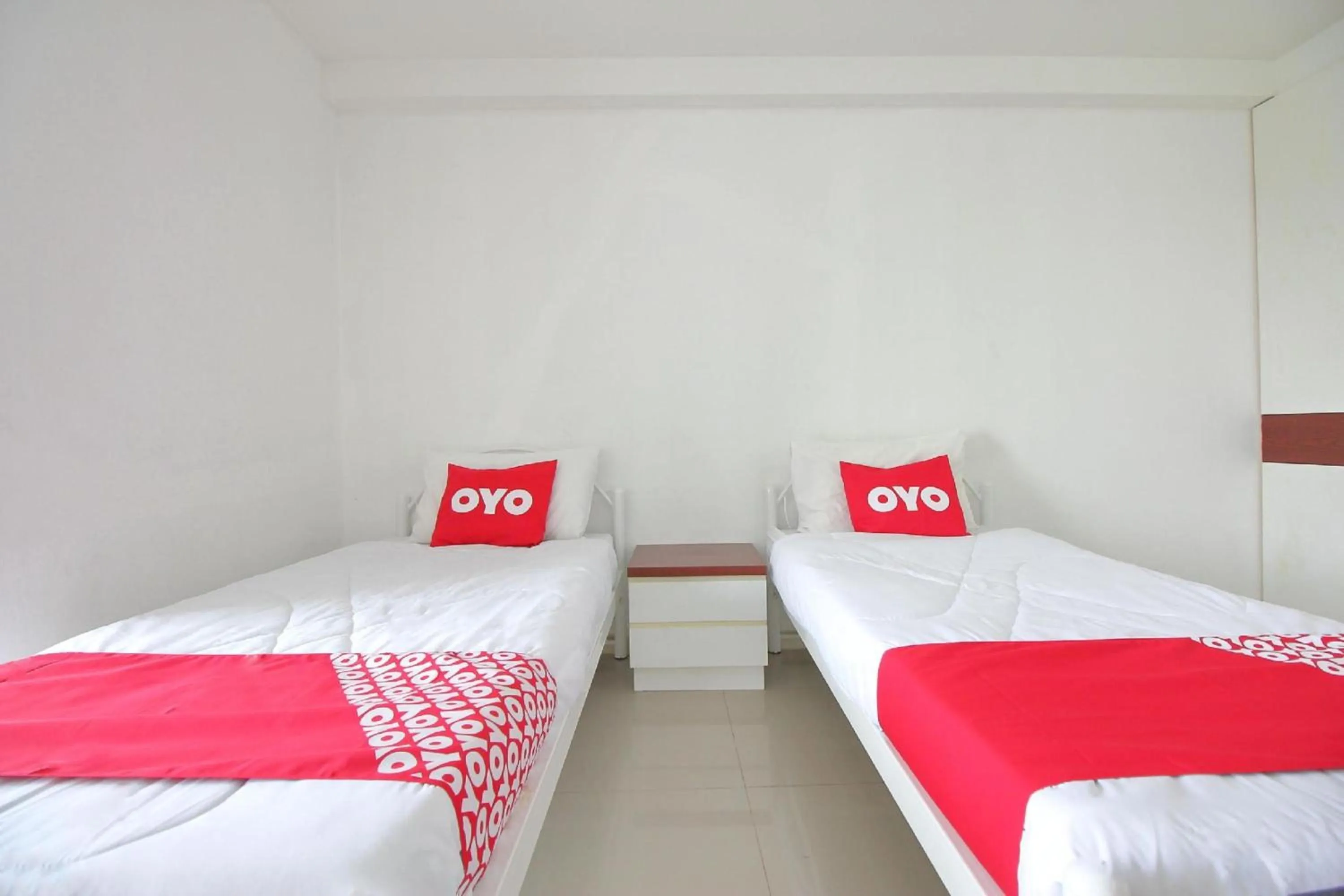 Photo of the whole room, Bed in Super OYO 498 Ladawan Villa