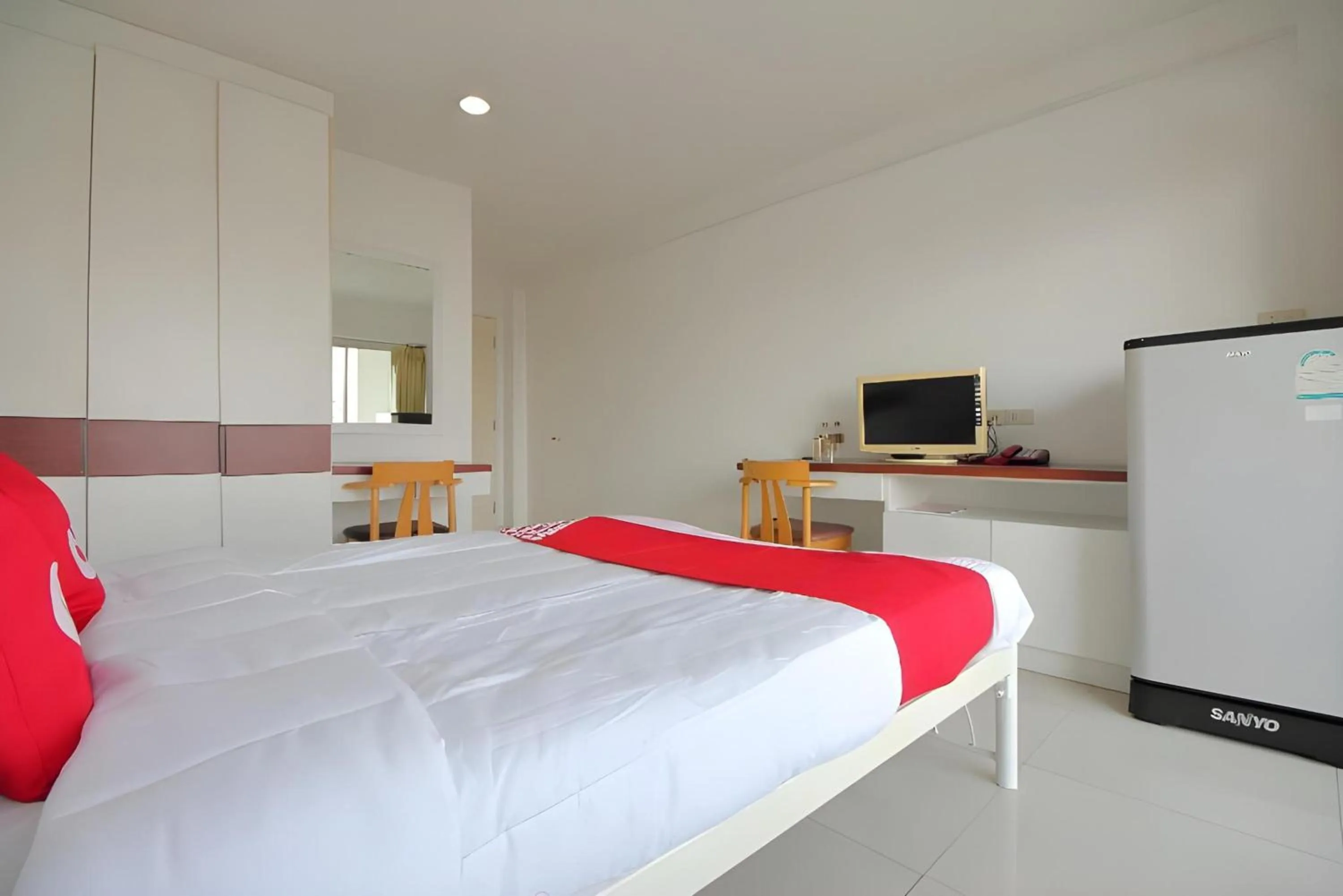 Photo of the whole room, Bed in Super OYO 498 Ladawan Villa