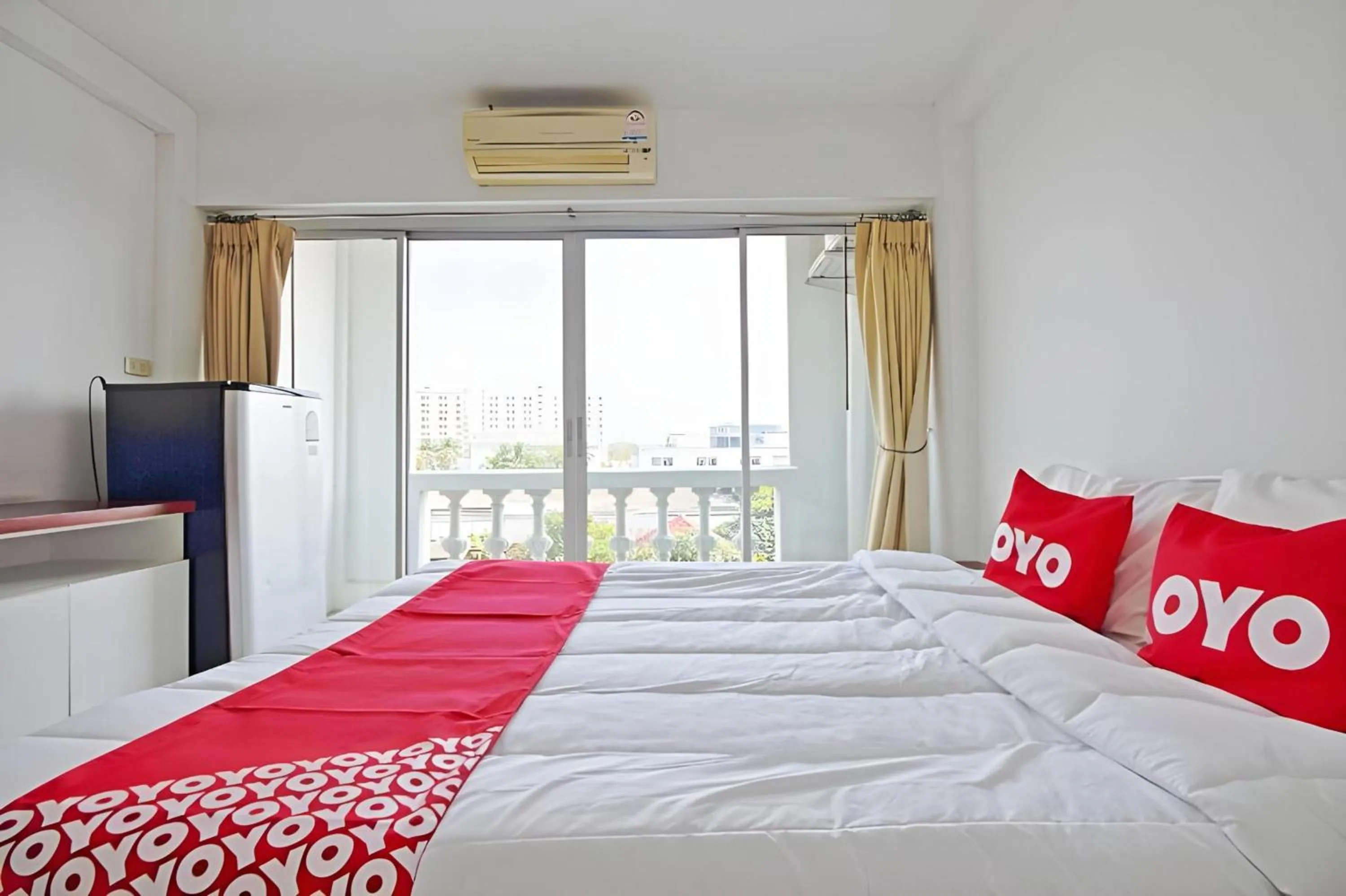 Photo of the whole room, Bed in Super OYO 498 Ladawan Villa