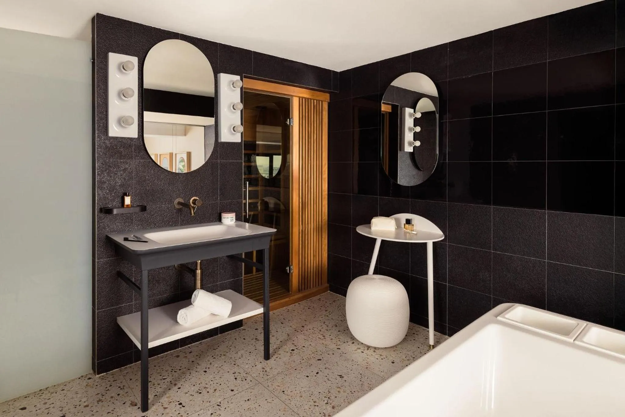 Bathroom, Bed in Terrass" Hotel