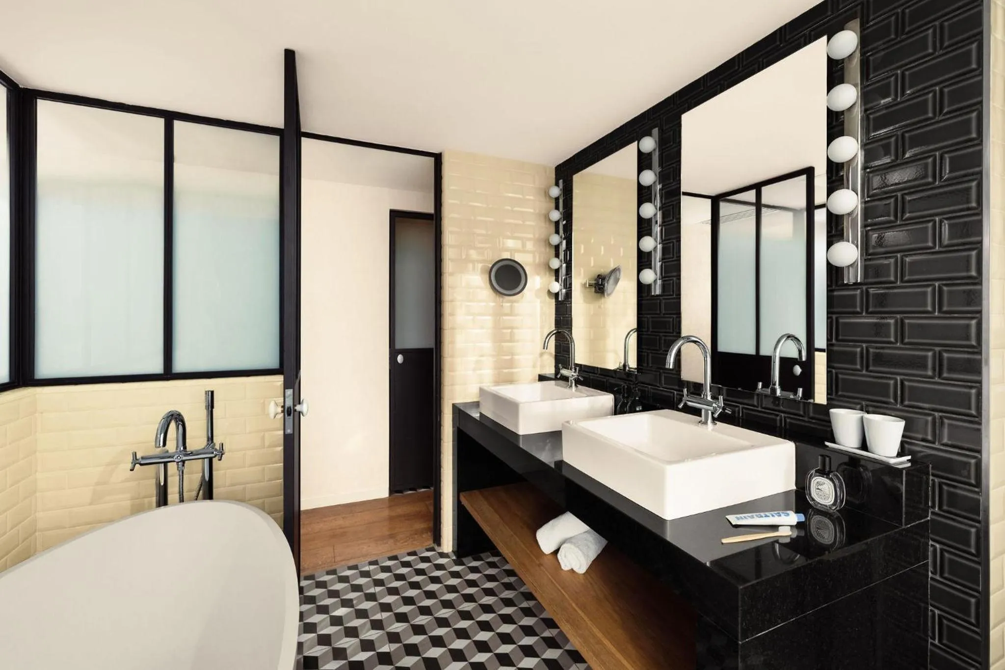 Bathroom, Bed in Terrass" Hotel