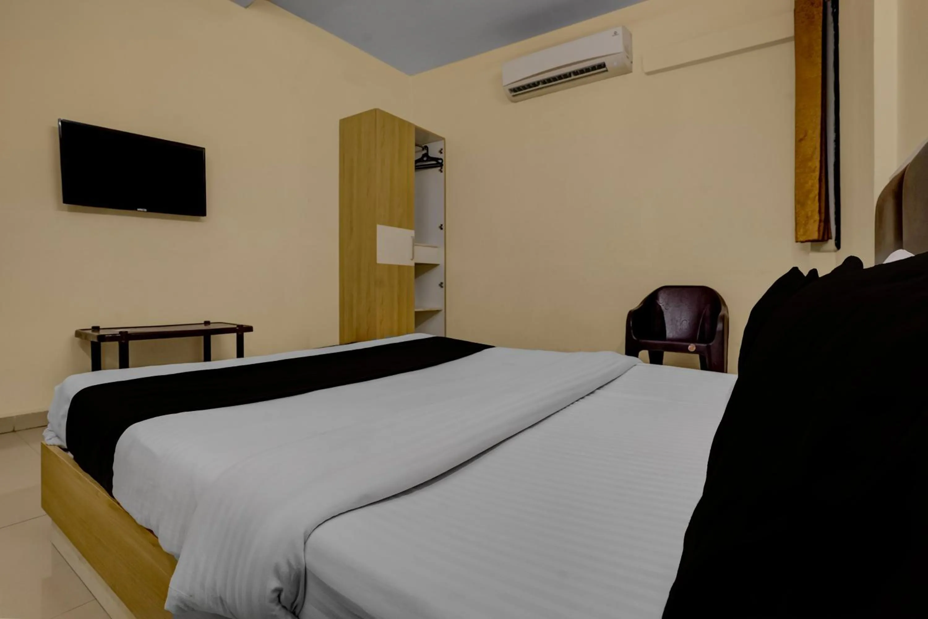 Bedroom, Bed in Hotel O Vapi GIDC Formerly Zion Inn