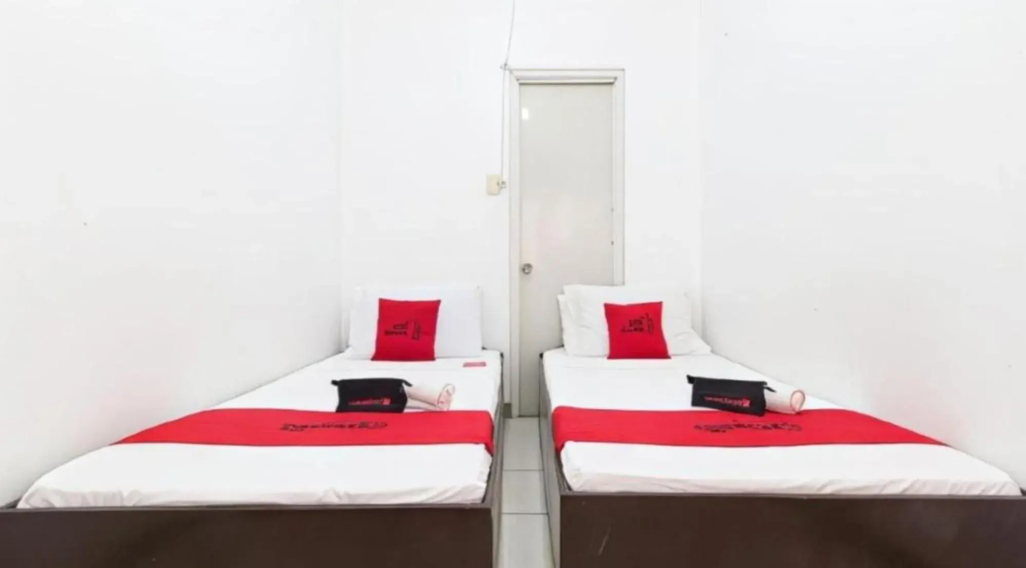Twin Room in RedDoorz near Mariners Legazpi Twin Room in RedDoorz near Mariners Legazpi
