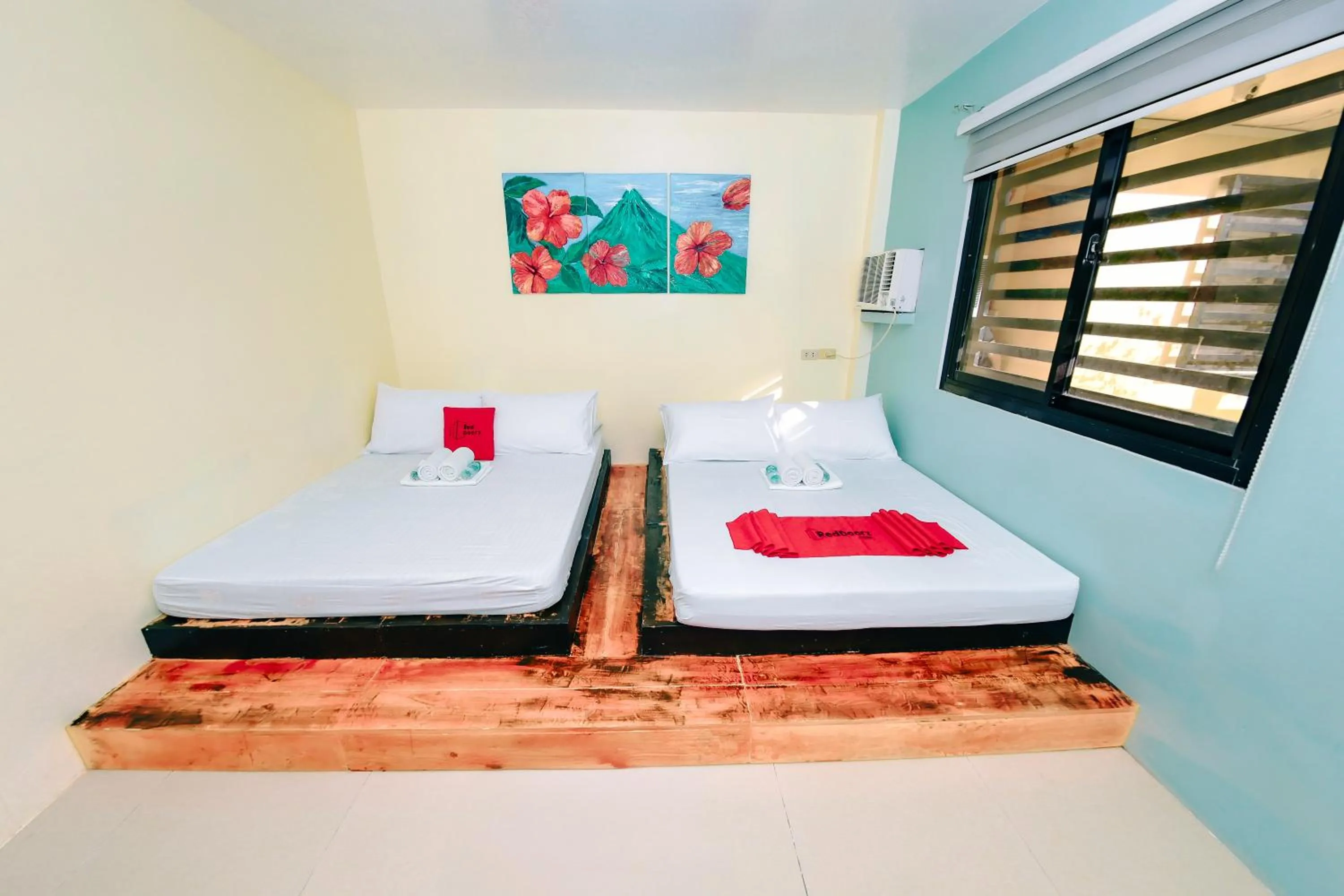 Photo of the whole room, Bed in RedDoorz near Mariners Legazpi