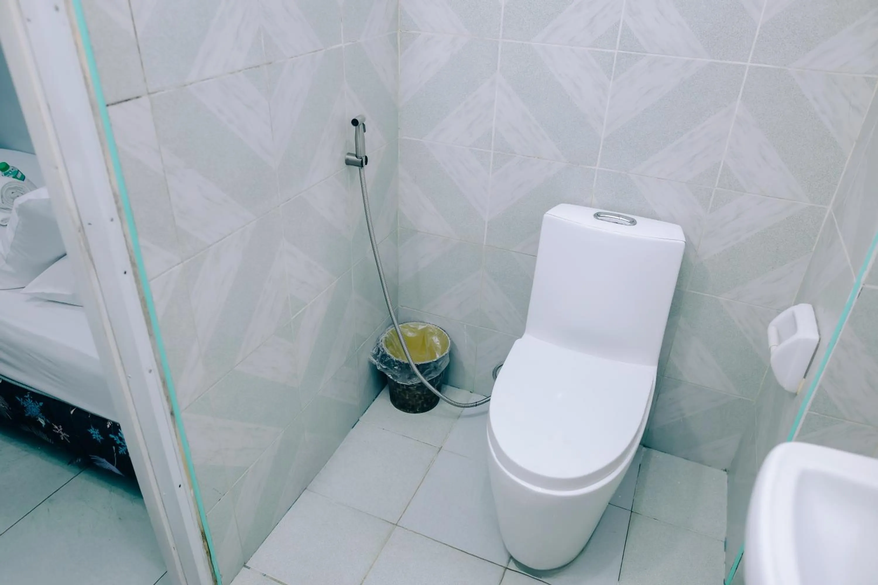 Toilet in RedDoorz near Mariners Legazpi