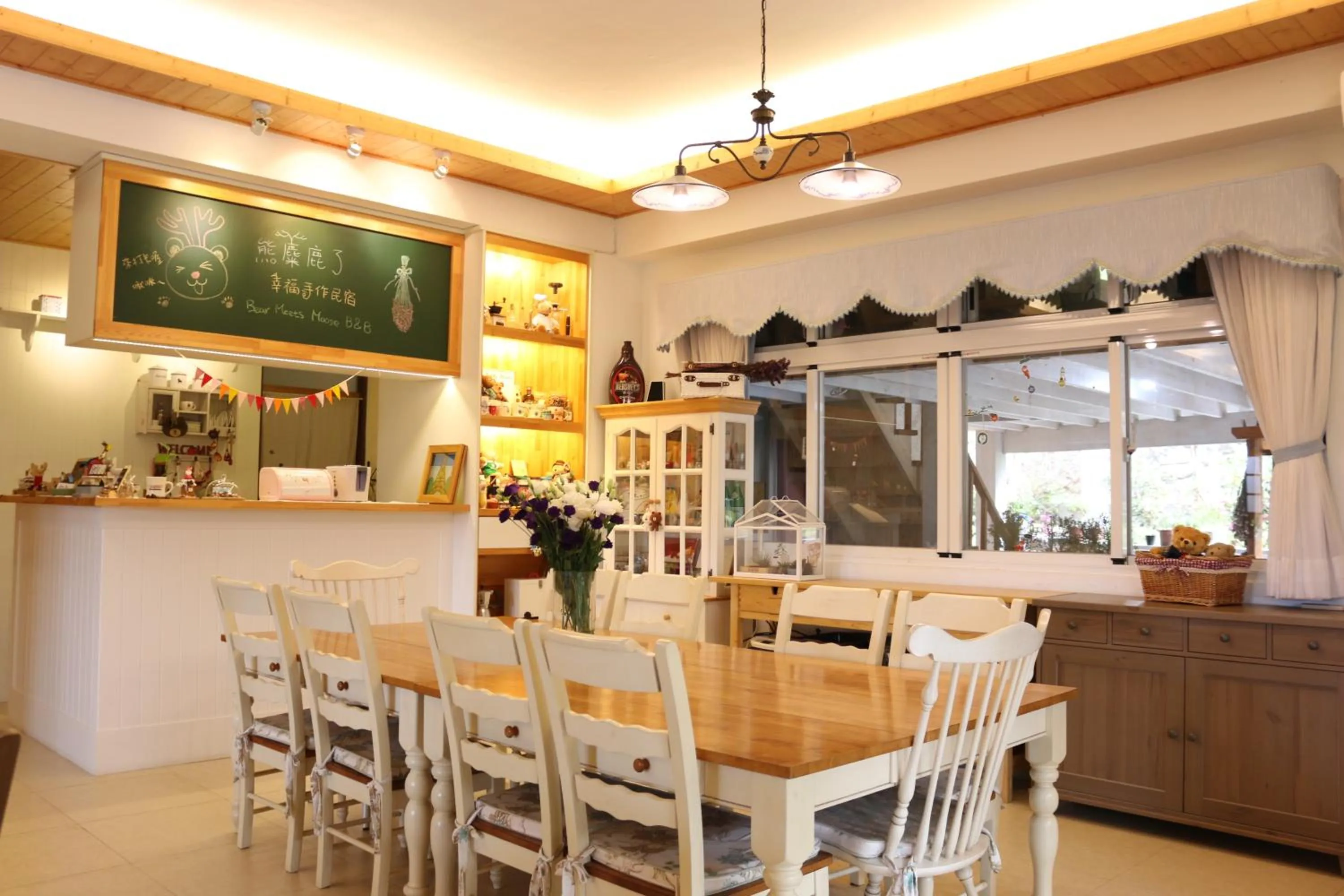 Restaurant/places to eat in Bear Meets Moose Homestay B&B