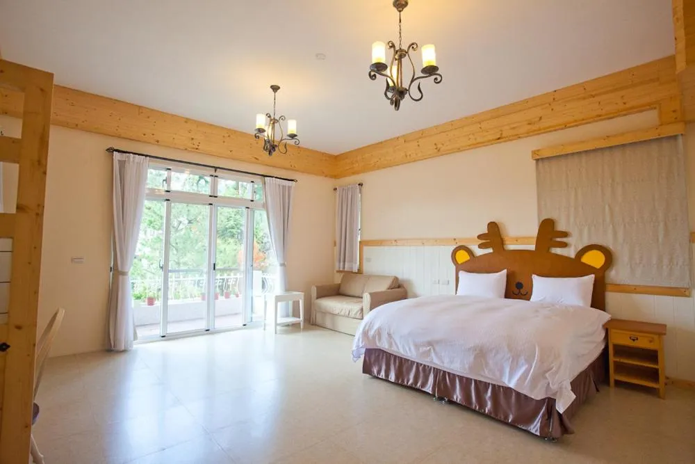 Bed in Bear Meets Moose Homestay B&B