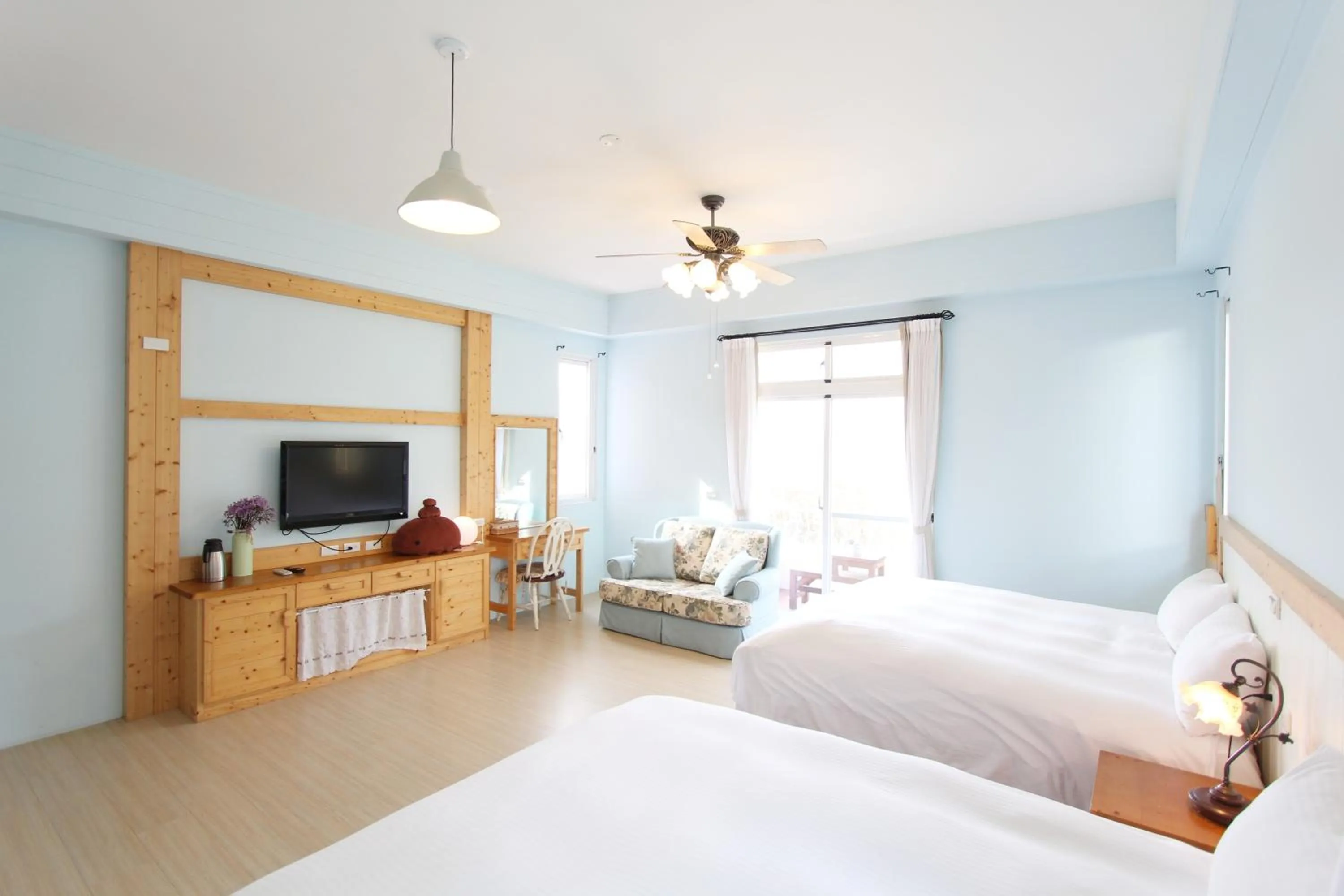 Photo of the whole room, Bed in Bear Meets Moose Homestay B&B