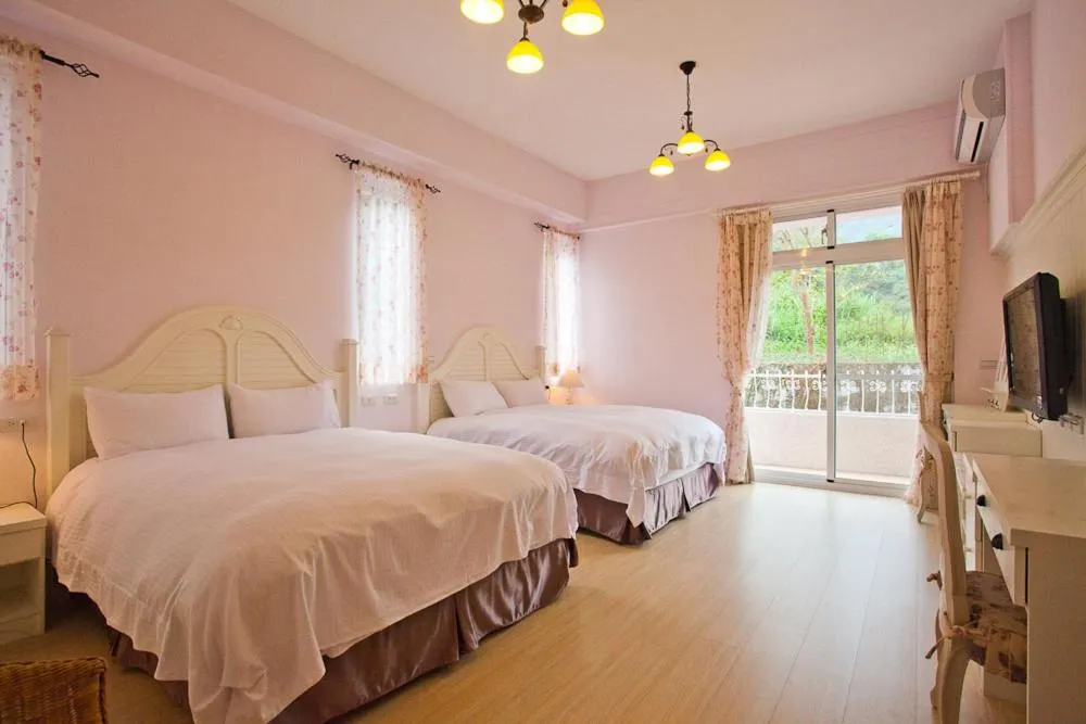 Bed in Bear Meets Moose Homestay B&B