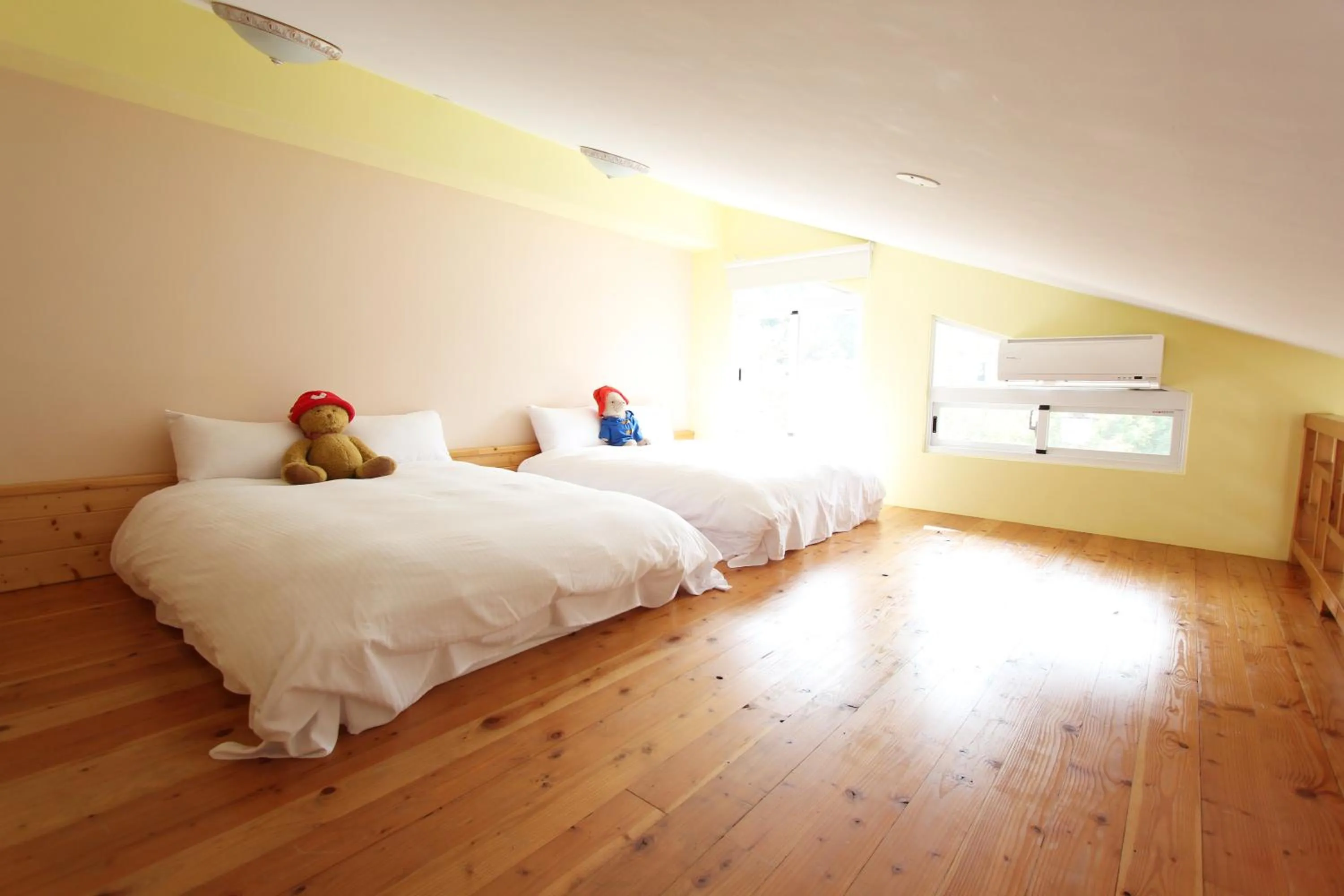 Bed in Bear Meets Moose Homestay B&B