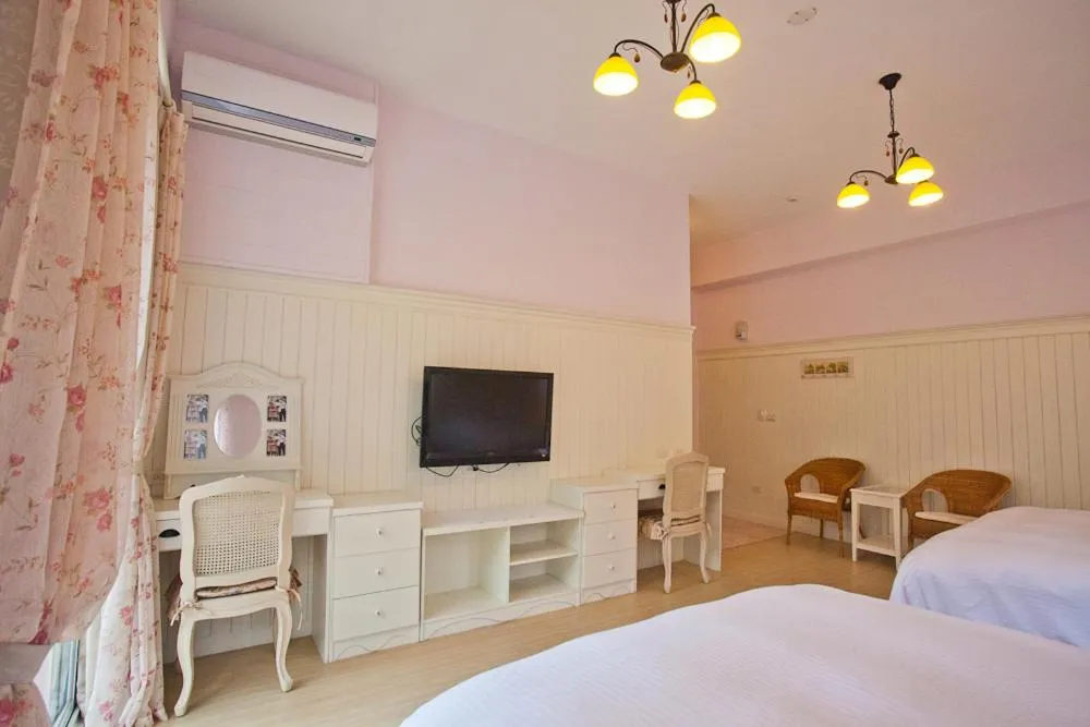 Bed in Bear Meets Moose Homestay B&B