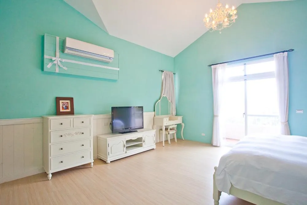 Bed in Bear Meets Moose Homestay B&B