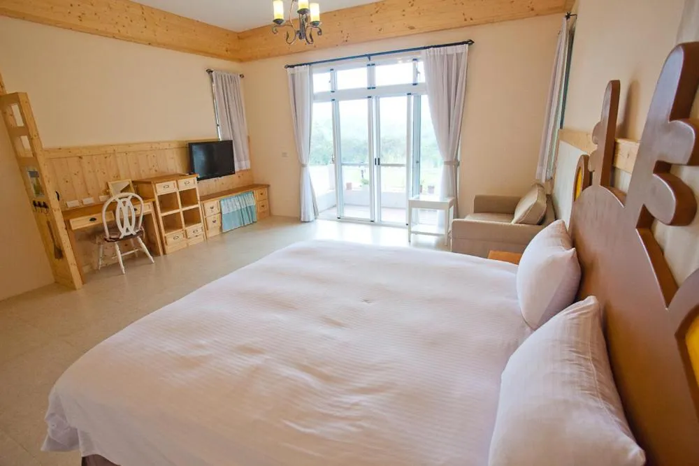 Bed in Bear Meets Moose Homestay B&B