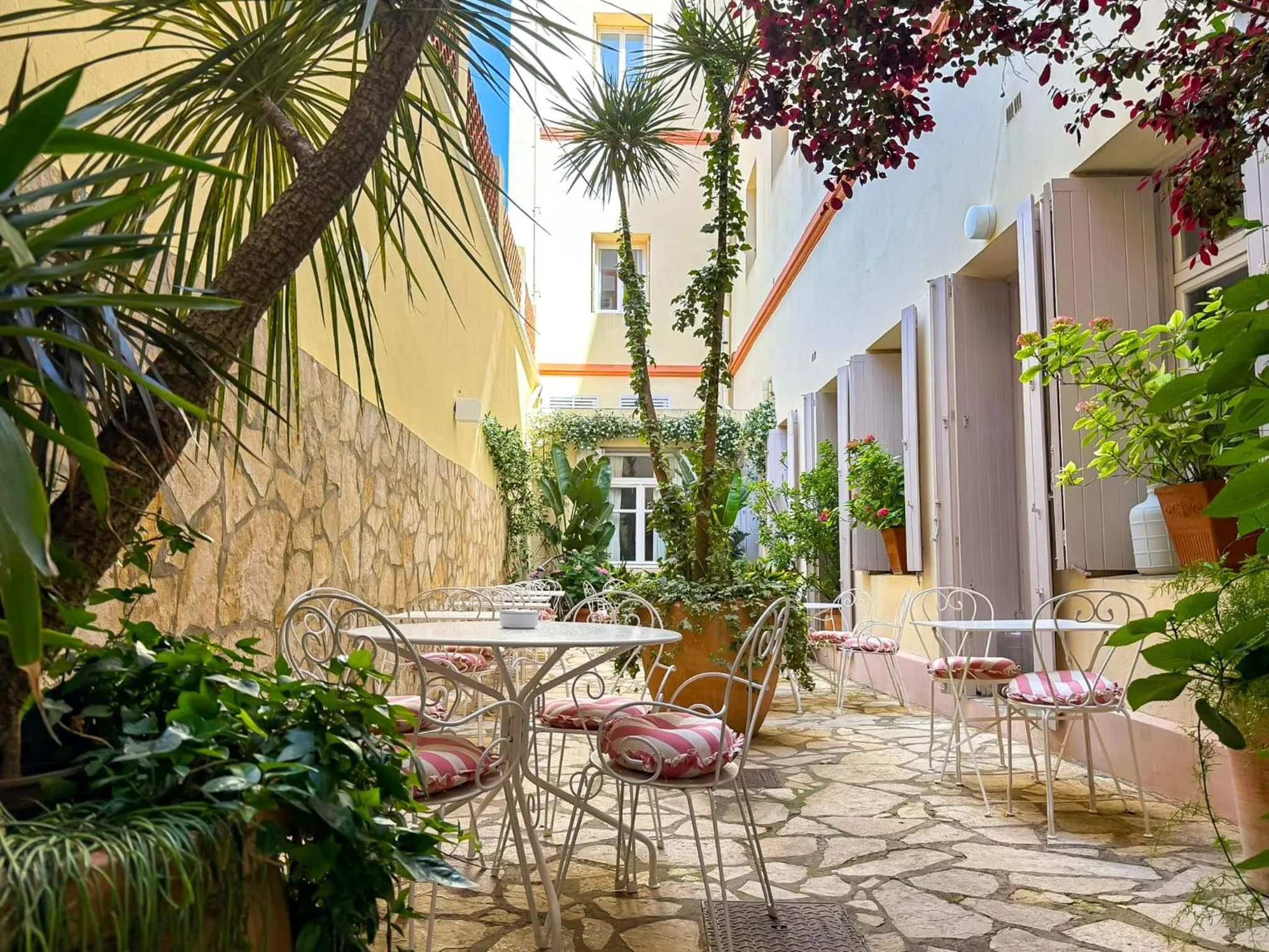 Patio in Hôtel L'orque Bleue