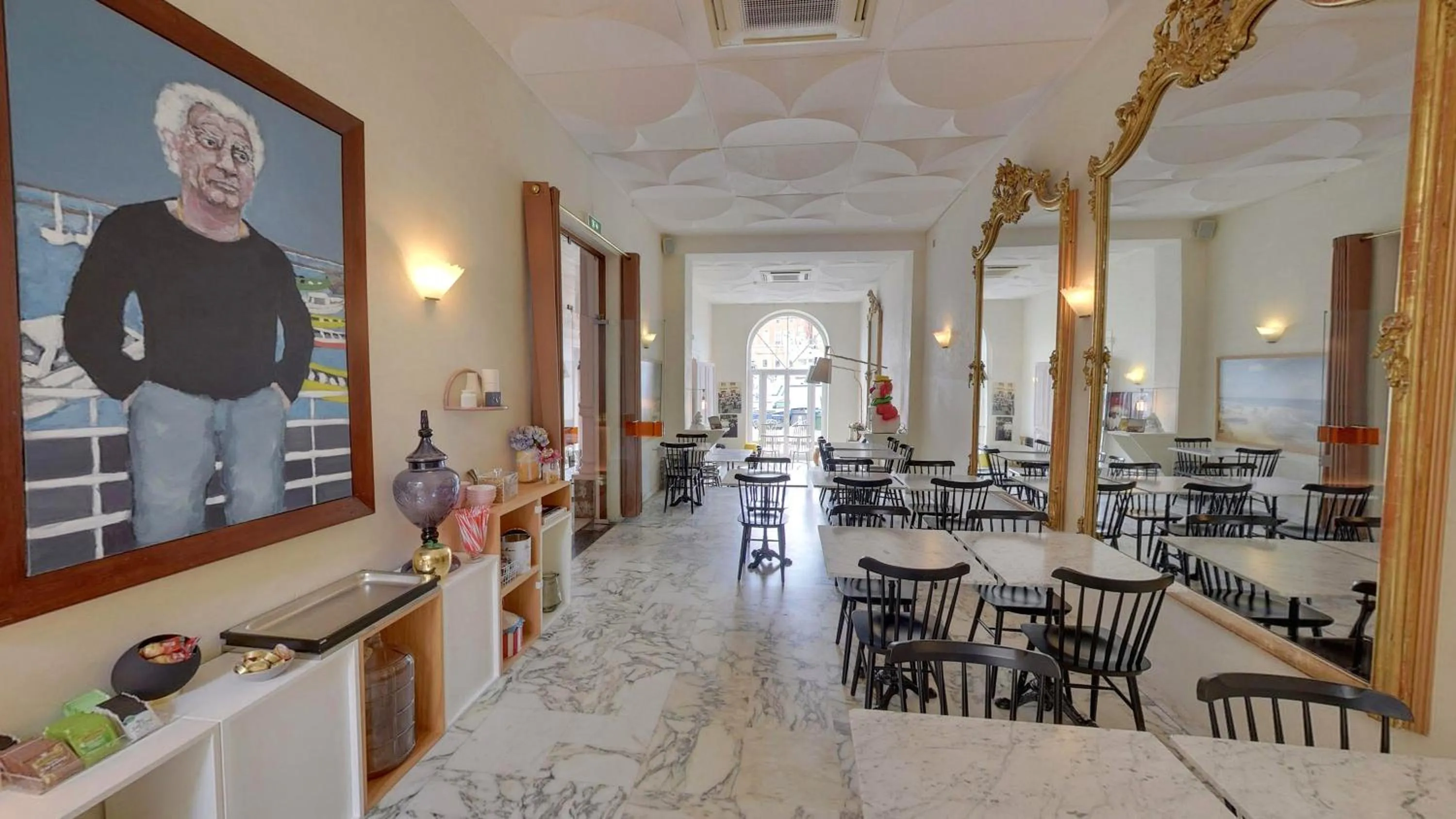 Buffet breakfast in Hôtel L'orque Bleue