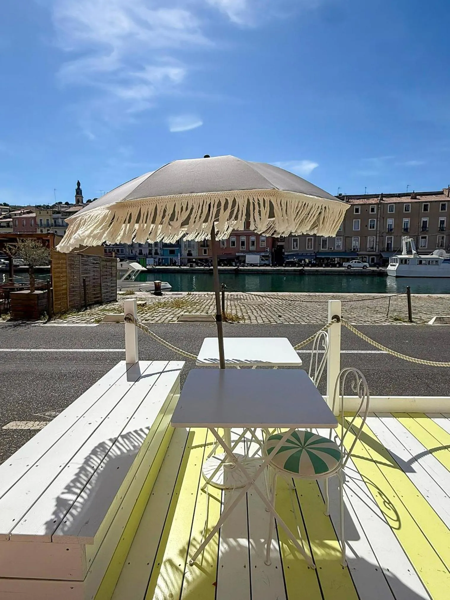 Patio in Hôtel L'orque Bleue