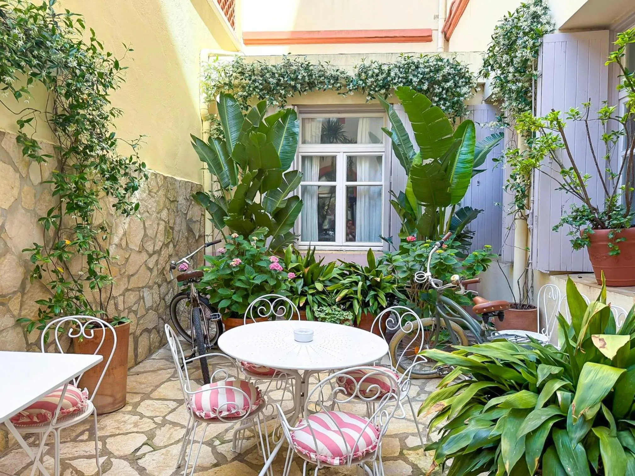 Patio in Hôtel L'orque Bleue