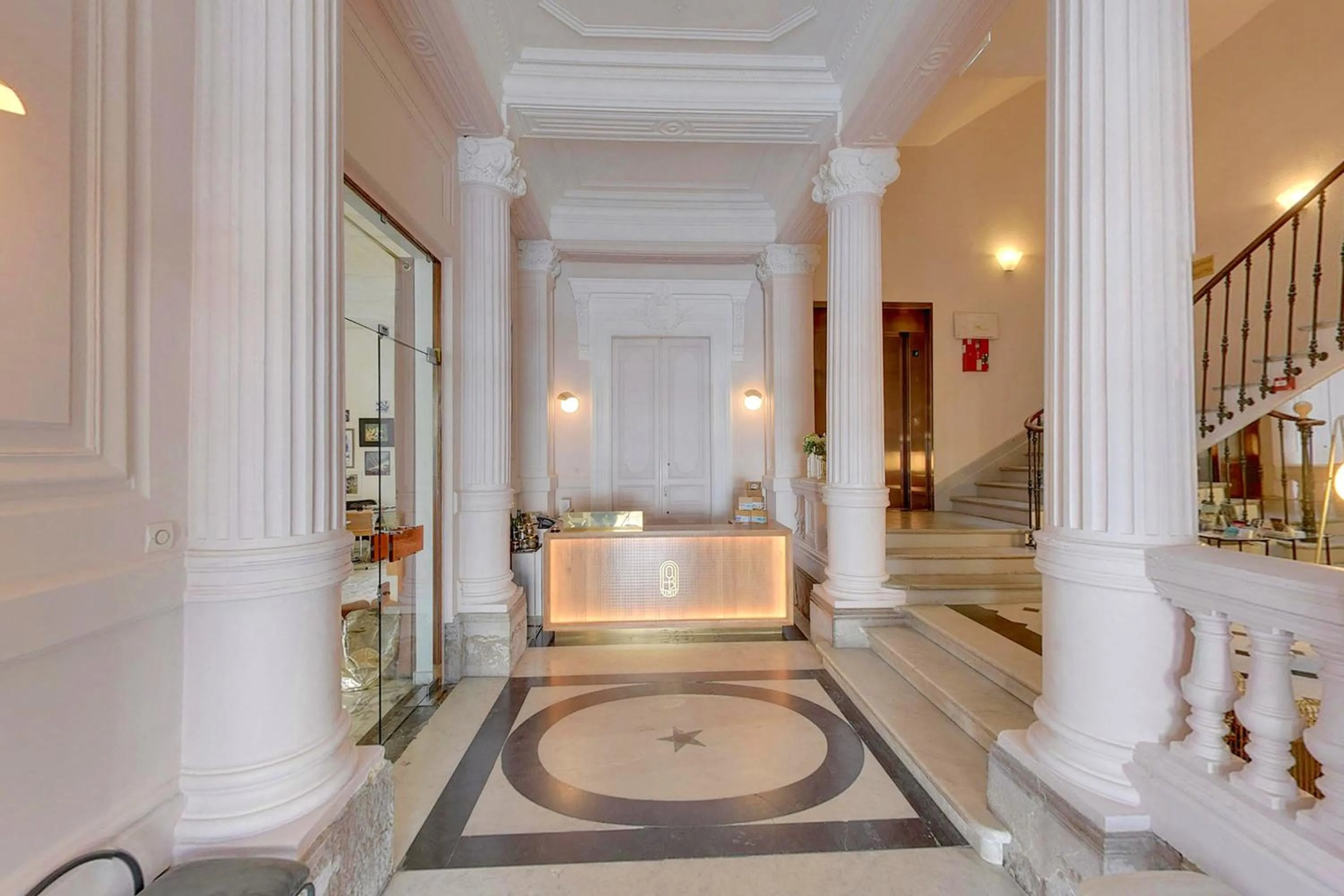 Facade/entrance in Hôtel L'orque Bleue