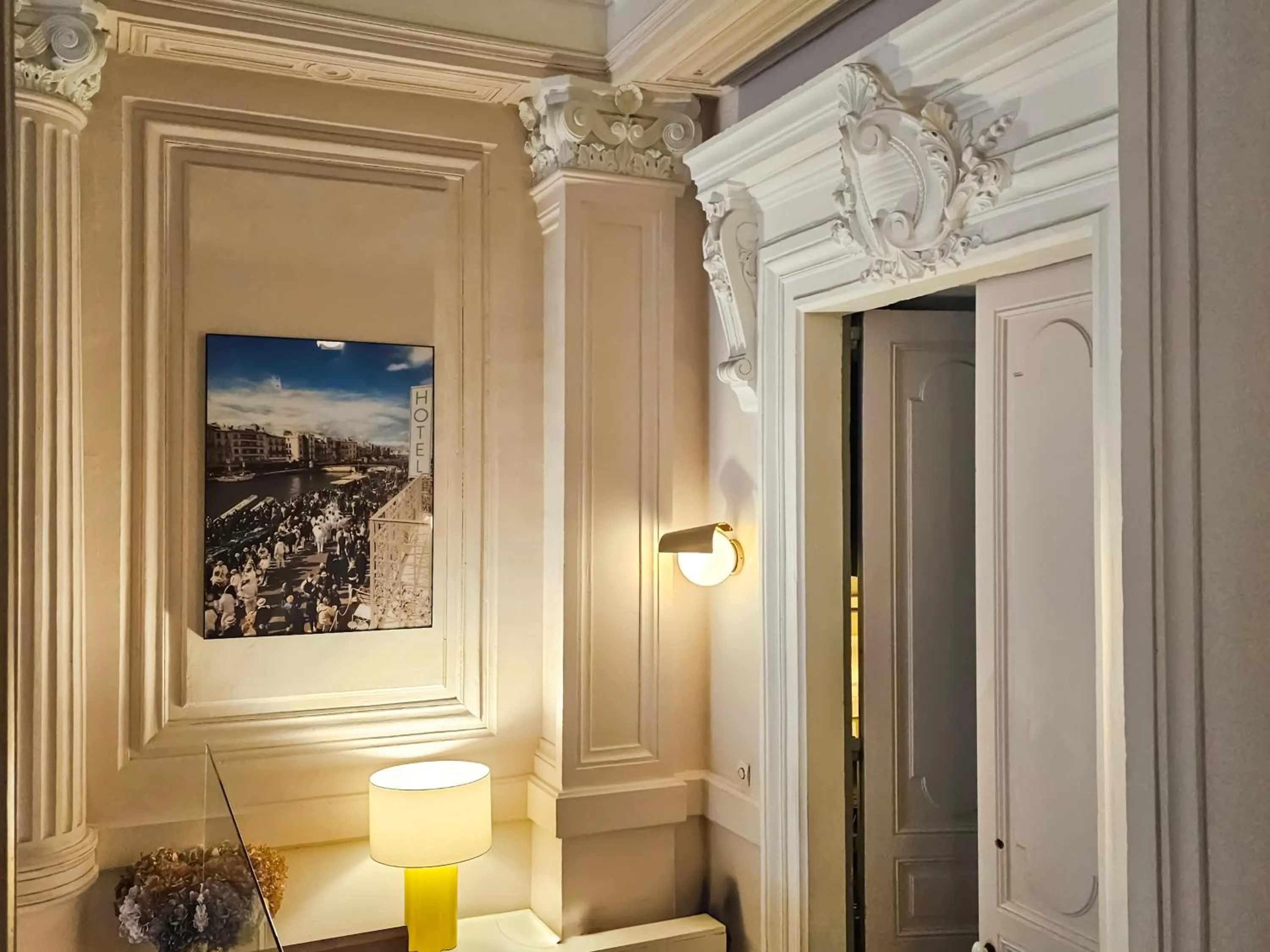 Lobby or reception in Hôtel L'orque Bleue