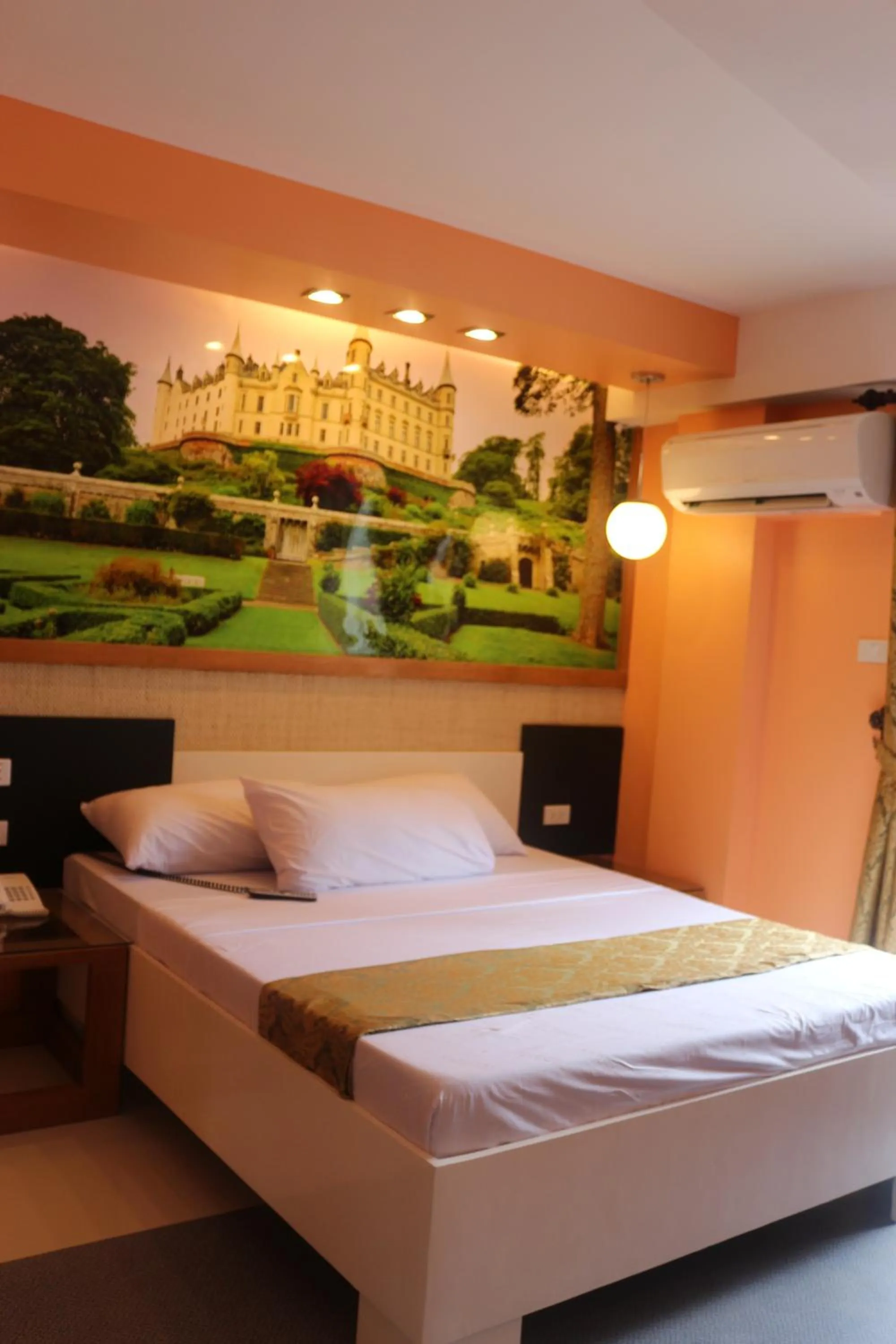 Bed in Eurotel Boracay