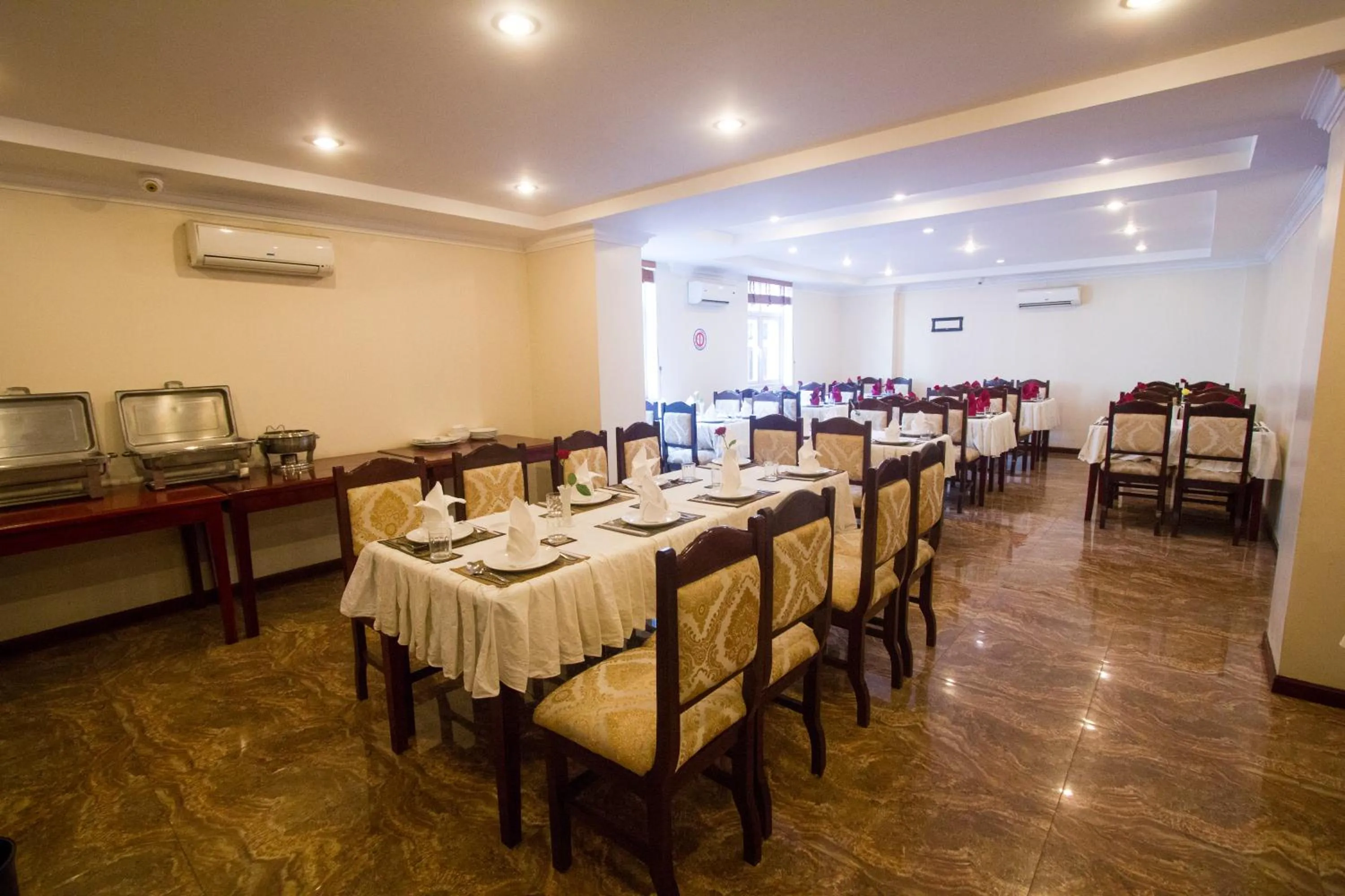 Restaurant/places to eat in Good Luck Day Hotel & Apartment