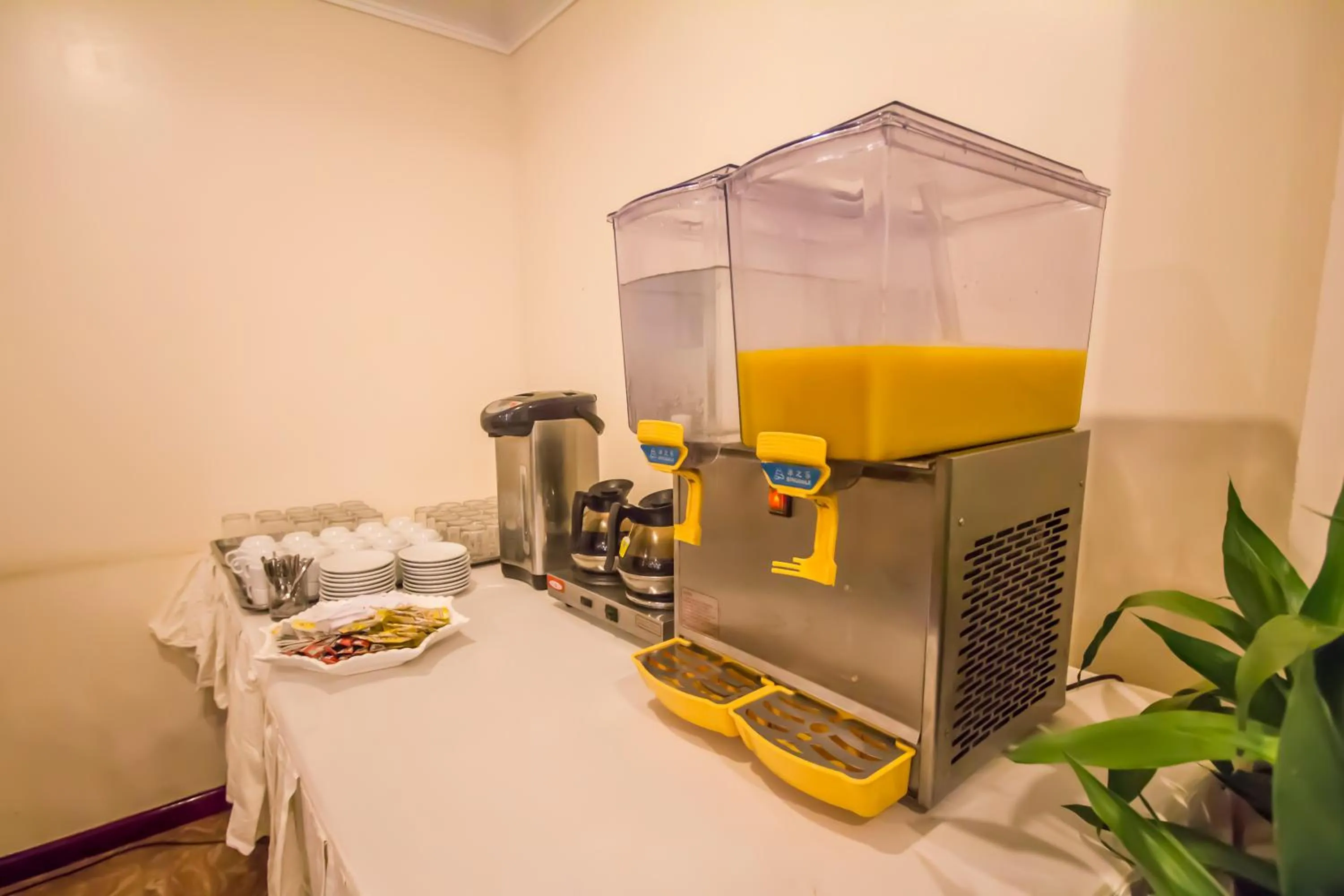 Restaurant/places to eat in Good Luck Day Hotel & Apartment