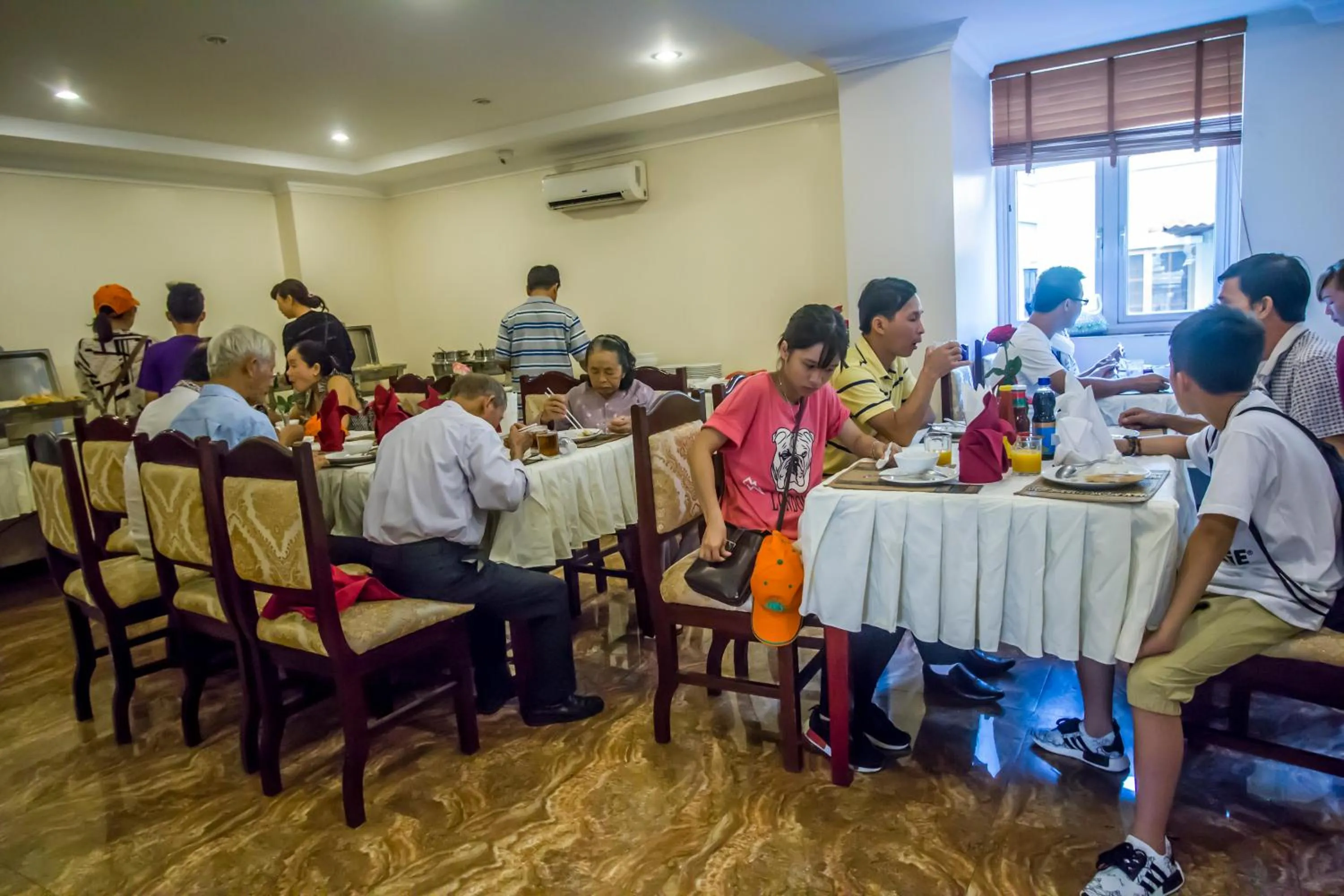 Restaurant/places to eat in Good Luck Day Hotel & Apartment