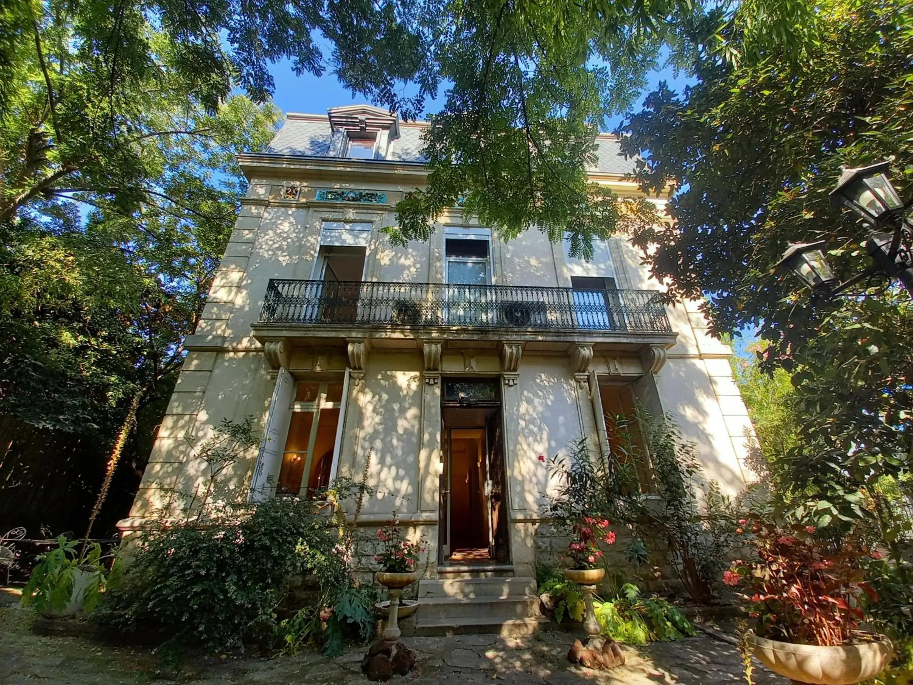 Facade/entrance in Hotel Acapulco Facade/entrance in Hotel Acapulco