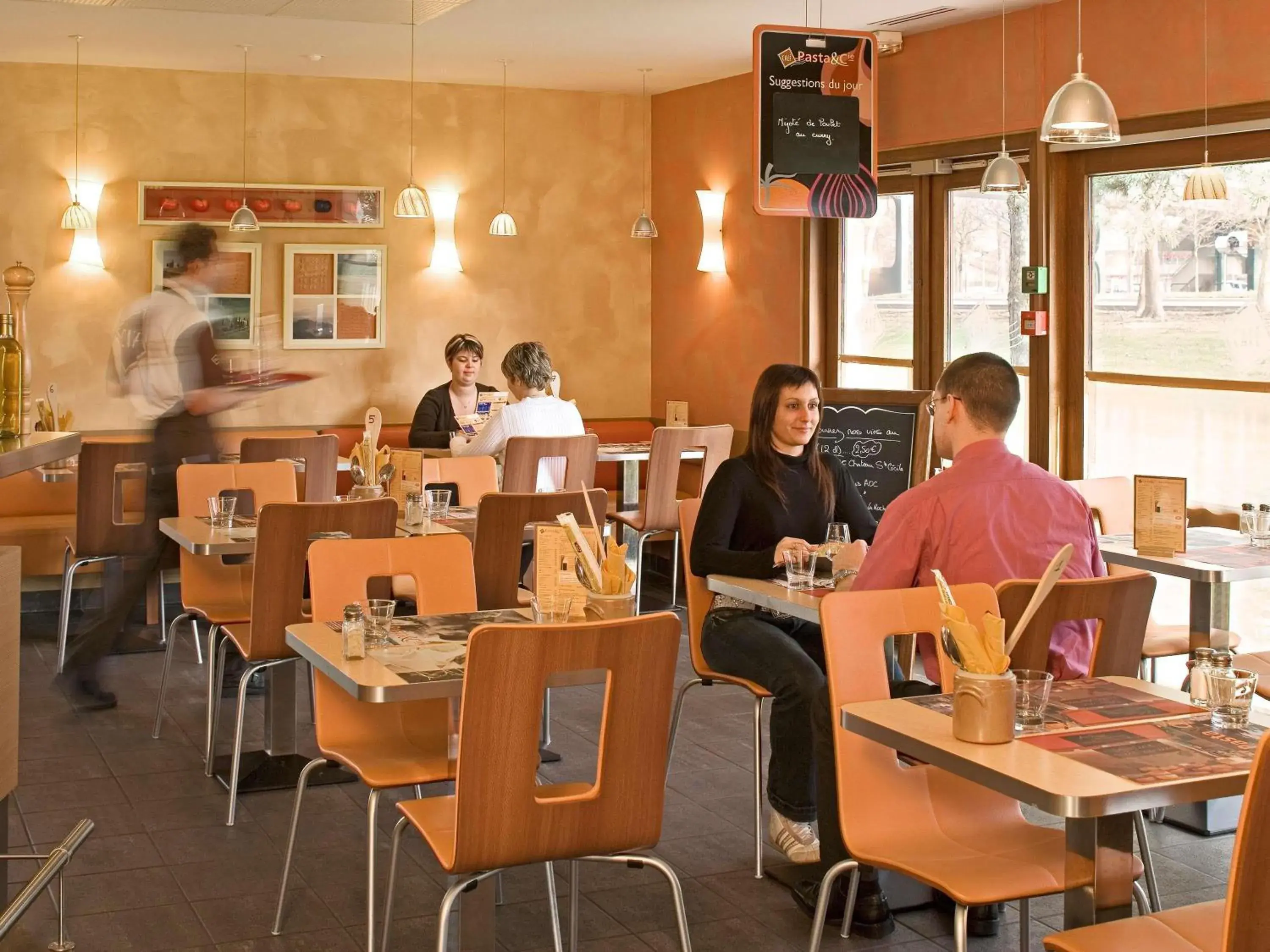 Lounge or bar in ibis Bourg en Bresse Lounge or bar in ibis Bourg en Bresse