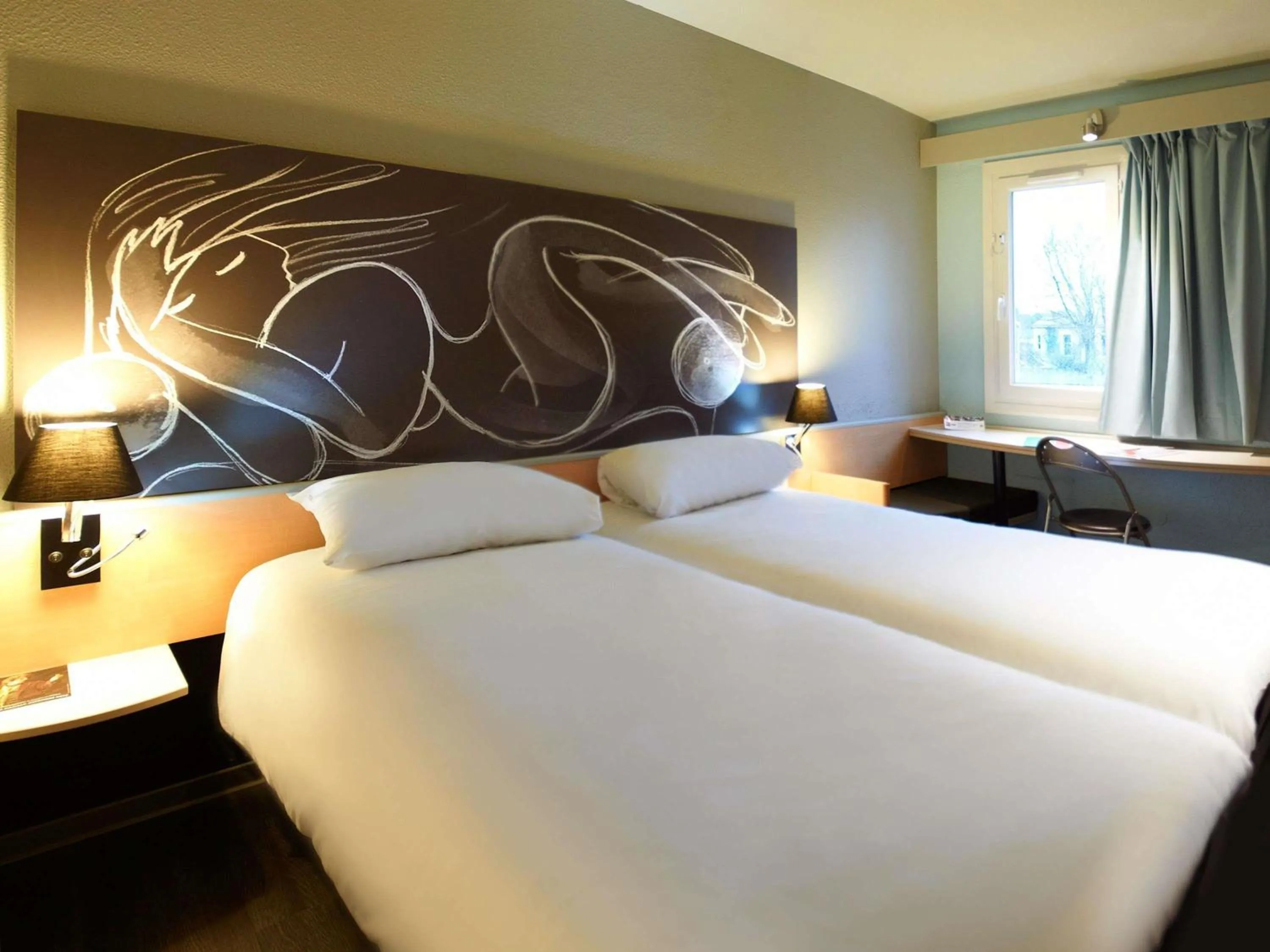 Bedroom, Bed in ibis Bourg en Bresse