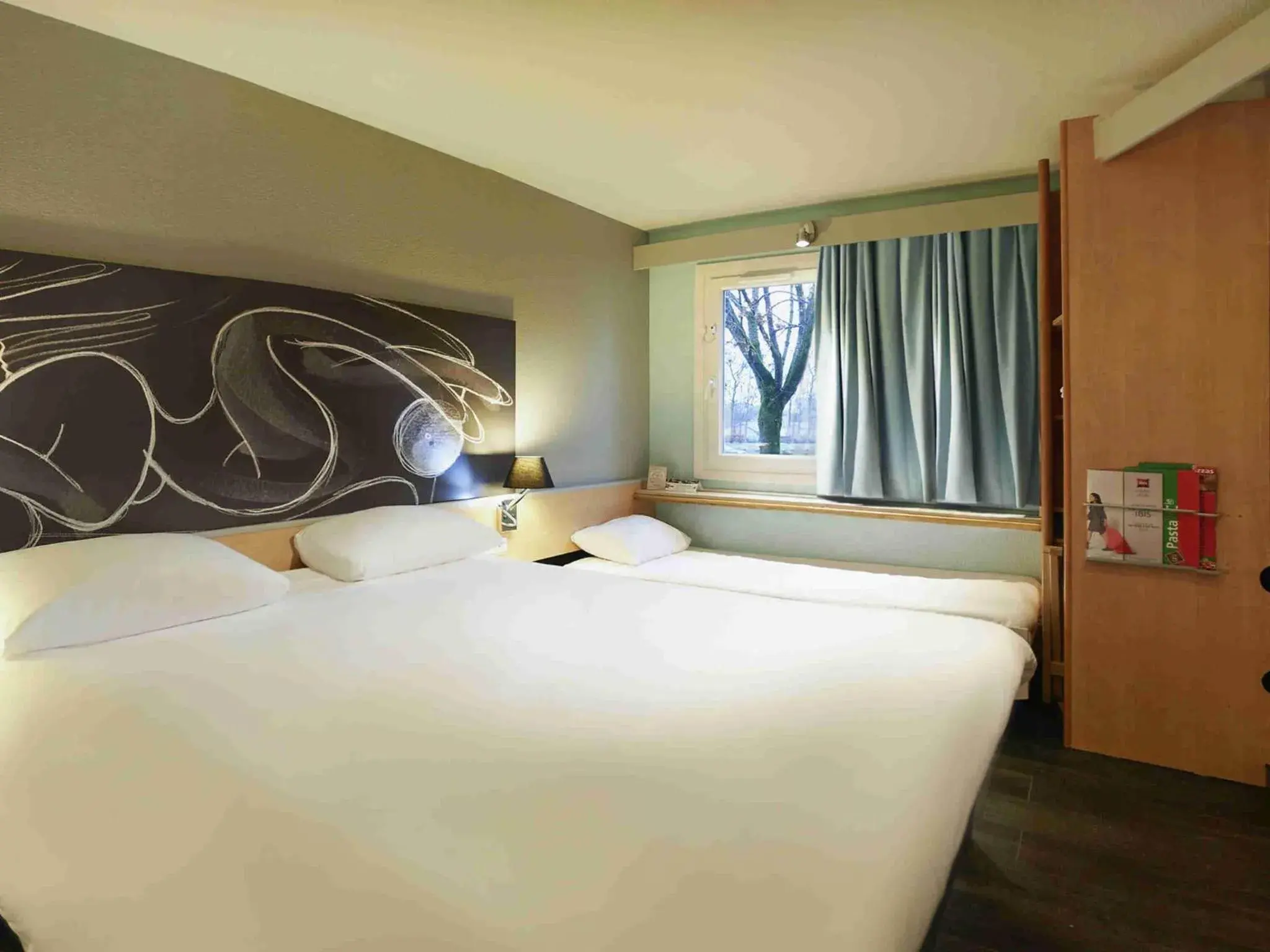 Bedroom, Bed in ibis Bourg en Bresse Bedroom, Bed in ibis Bourg en Bresse